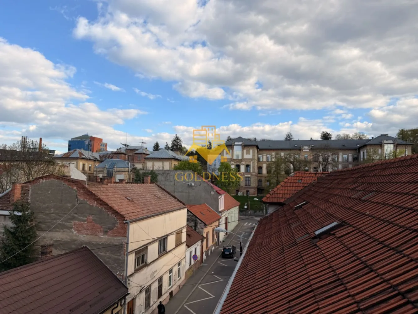 2 camere, modern, bloc nou, Ultracentral Zona Clinicilor, Motilor, UMF - GOLDNESS Imobiliare vă propune spre închiriere un apartament cu 2 camere complet mobilat și utilat, la etajul 4 într-un imobil de 4 etaje, în Zona Ultra Centrala.
Se află în apropierea stațiilor de transport în comun, magazine, restaurante, spații verzi, farmacii, etc. 

Apartamentul este compartimentat astfel:
 - dormitor cu pat matrimonial, dressing, noptiere
 - living cu bucatarie open space complet utilată și mobilată, canapea extensibilă, loc de servit masa 
 - baie cu cabina de dus, calorifer port prosop și dulap pentru depozitare.

Imobilul este dotat cu toate cele necesare- centrală proprie, frigider, aragaz, hotă, mașină de spălat haine, etc. 

Dacă sunteți interesați de acest apartament și doriți să îl vizionați, dar și pentru alte oferte nu ezitați să ne contactați telefonic sau prin e-mail. Vă stăm la dispoziție!

Pentru intermediere se percepe un comision de 50% din prețul chiriei!