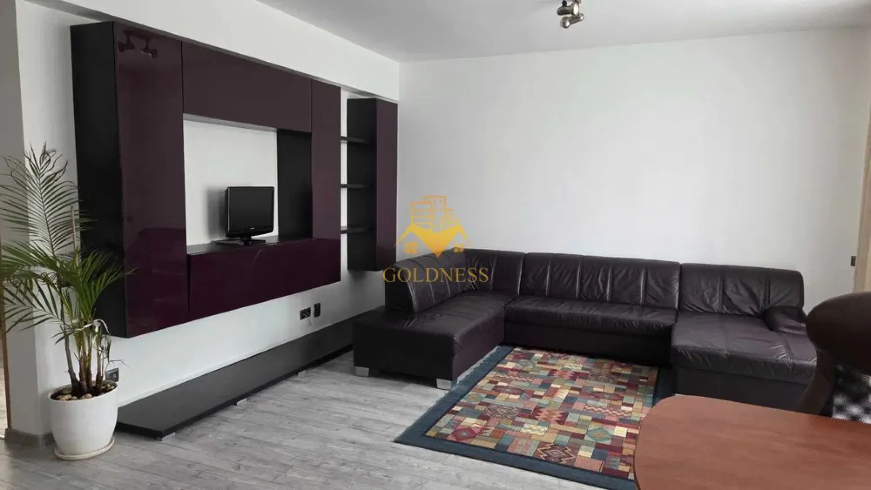 3 camere open space, Manastur, Zona Clabucet, Bucium, Panemar, Parcare - GOLDNESS Imobiliare vă propune spre închiriere un apartament cu 3 camere complet mobilat și utilat, la parter într-un imobil de 4 etaje, în Cartierul Manastur.
Dispune de loc de parcare!
Se află în apropierea stațiilor de transport în comun, magazine, restaurante, spații verzi, farmacii, etc. 

Apartamentul este compartimentat astfel:
 - dormitor cu pat matrimonial, dressing, spatiu pentru depozitare.
 - dormitor cu pat matrimonial, dressing, spatiu pentru depozitare.
 - living cu bucătărie open space complet utilată și mobilată, canapea, loc de servit masa. 
 - baie cu cada, calorifer port prosop și dulap pentru depozitare.
 - balcon.

Imobilul este dotat cu toate cele necesare- centrală proprie, mașină de spălat haine, frigider, hotă, etc. 

Dacă sunteți interesați de acest apartament și doriți să îl vizionați, dar și pentru alte oferte nu ezitați să ne contactați telefonic sau prin e-mail. Vă stăm la dispoziție!

Pentru intermediere se percepe un comision de 50% din prețul chiriei!