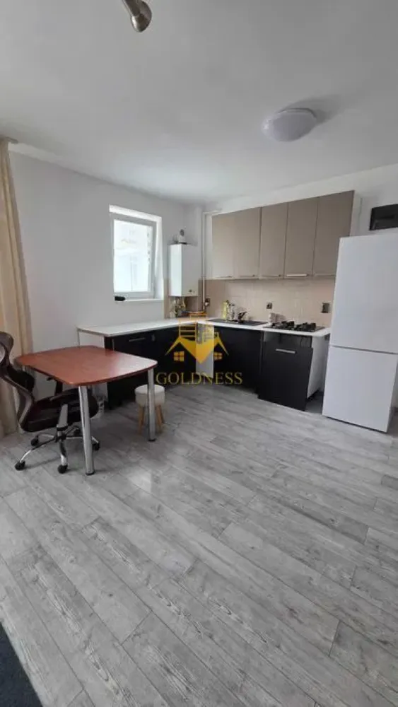 3 camere open space, Manastur, Zona Clabucet, Bucium, Panemar, Parcare - GOLDNESS Imobiliare vă propune spre închiriere un apartament cu 3 camere complet mobilat și utilat, la parter într-un imobil de 4 etaje, în Cartierul Manastur.
Dispune de loc de parcare!
Se află în apropierea stațiilor de transport în comun, magazine, restaurante, spații verzi, farmacii, etc. 

Apartamentul este compartimentat astfel:
 - dormitor cu pat matrimonial, dressing, spatiu pentru depozitare.
 - dormitor cu pat matrimonial, dressing, spatiu pentru depozitare.
 - living cu bucătărie open space complet utilată și mobilată, canapea, loc de servit masa. 
 - baie cu cada, calorifer port prosop și dulap pentru depozitare.
 - balcon.

Imobilul este dotat cu toate cele necesare- centrală proprie, mașină de spălat haine, frigider, hotă, etc. 

Dacă sunteți interesați de acest apartament și doriți să îl vizionați, dar și pentru alte oferte nu ezitați să ne contactați telefonic sau prin e-mail. Vă stăm la dispoziție!

Pentru intermediere se percepe un comision de 50% din prețul chiriei!