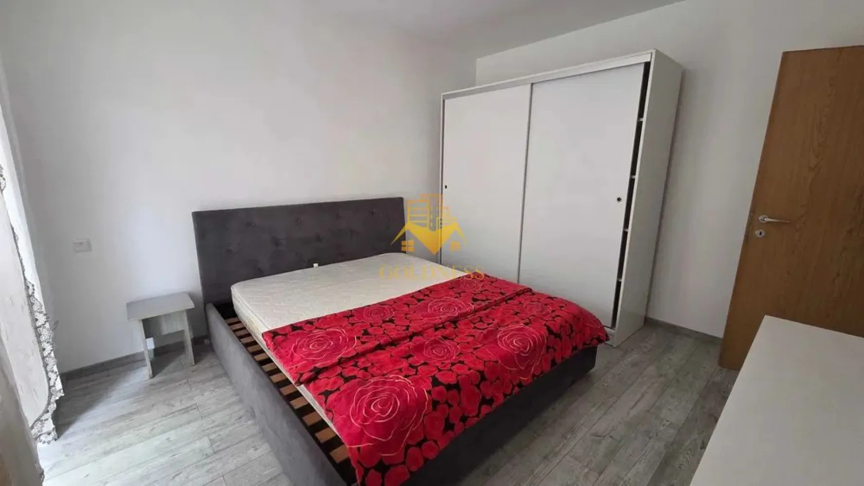 3 camere open space, Manastur, Zona Clabucet, Bucium, Panemar, Parcare - GOLDNESS Imobiliare vă propune spre închiriere un apartament cu 3 camere complet mobilat și utilat, la parter într-un imobil de 4 etaje, în Cartierul Manastur.
Dispune de loc de parcare!
Se află în apropierea stațiilor de transport în comun, magazine, restaurante, spații verzi, farmacii, etc. 

Apartamentul este compartimentat astfel:
 - dormitor cu pat matrimonial, dressing, spatiu pentru depozitare.
 - dormitor cu pat matrimonial, dressing, spatiu pentru depozitare.
 - living cu bucătărie open space complet utilată și mobilată, canapea, loc de servit masa. 
 - baie cu cada, calorifer port prosop și dulap pentru depozitare.
 - balcon.

Imobilul este dotat cu toate cele necesare- centrală proprie, mașină de spălat haine, frigider, hotă, etc. 

Dacă sunteți interesați de acest apartament și doriți să îl vizionați, dar și pentru alte oferte nu ezitați să ne contactați telefonic sau prin e-mail. Vă stăm la dispoziție!

Pentru intermediere se percepe un comision de 50% din prețul chiriei!