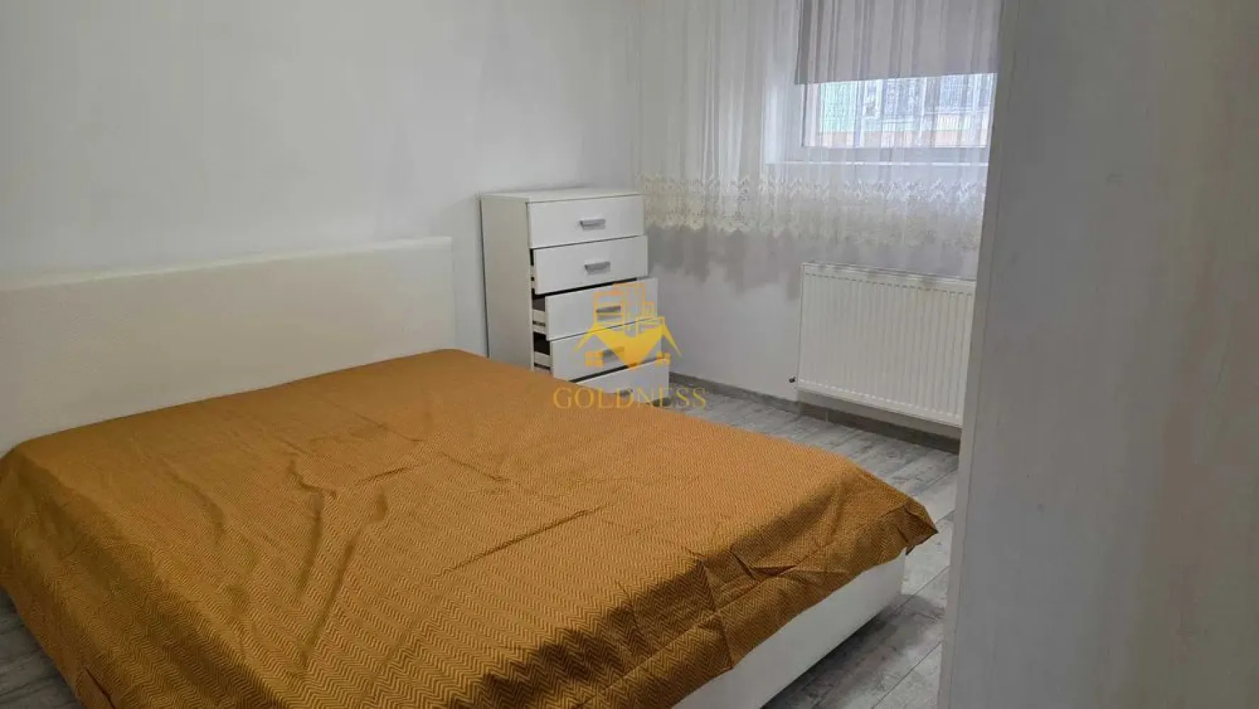 3 camere open space, Manastur, Zona Clabucet, Bucium, Panemar, Parcare - GOLDNESS Imobiliare vă propune spre închiriere un apartament cu 3 camere complet mobilat și utilat, la parter într-un imobil de 4 etaje, în Cartierul Manastur.
Dispune de loc de parcare!
Se află în apropierea stațiilor de transport în comun, magazine, restaurante, spații verzi, farmacii, etc. 

Apartamentul este compartimentat astfel:
 - dormitor cu pat matrimonial, dressing, spatiu pentru depozitare.
 - dormitor cu pat matrimonial, dressing, spatiu pentru depozitare.
 - living cu bucătărie open space complet utilată și mobilată, canapea, loc de servit masa. 
 - baie cu cada, calorifer port prosop și dulap pentru depozitare.
 - balcon.

Imobilul este dotat cu toate cele necesare- centrală proprie, mașină de spălat haine, frigider, hotă, etc. 

Dacă sunteți interesați de acest apartament și doriți să îl vizionați, dar și pentru alte oferte nu ezitați să ne contactați telefonic sau prin e-mail. Vă stăm la dispoziție!

Pentru intermediere se percepe un comision de 50% din prețul chiriei!