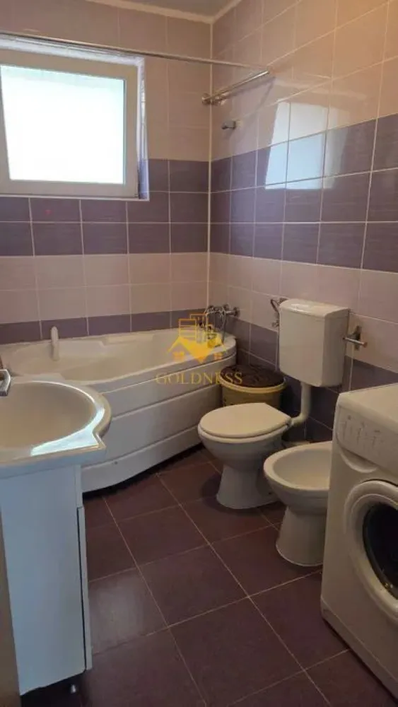 3 camere open space, Manastur, Zona Clabucet, Bucium, Panemar, Parcare - GOLDNESS Imobiliare vă propune spre închiriere un apartament cu 3 camere complet mobilat și utilat, la parter într-un imobil de 4 etaje, în Cartierul Manastur.
Dispune de loc de parcare!
Se află în apropierea stațiilor de transport în comun, magazine, restaurante, spații verzi, farmacii, etc. 

Apartamentul este compartimentat astfel:
 - dormitor cu pat matrimonial, dressing, spatiu pentru depozitare.
 - dormitor cu pat matrimonial, dressing, spatiu pentru depozitare.
 - living cu bucătărie open space complet utilată și mobilată, canapea, loc de servit masa. 
 - baie cu cada, calorifer port prosop și dulap pentru depozitare.
 - balcon.

Imobilul este dotat cu toate cele necesare- centrală proprie, mașină de spălat haine, frigider, hotă, etc. 

Dacă sunteți interesați de acest apartament și doriți să îl vizionați, dar și pentru alte oferte nu ezitați să ne contactați telefonic sau prin e-mail. Vă stăm la dispoziție!

Pentru intermediere se percepe un comision de 50% din prețul chiriei!
