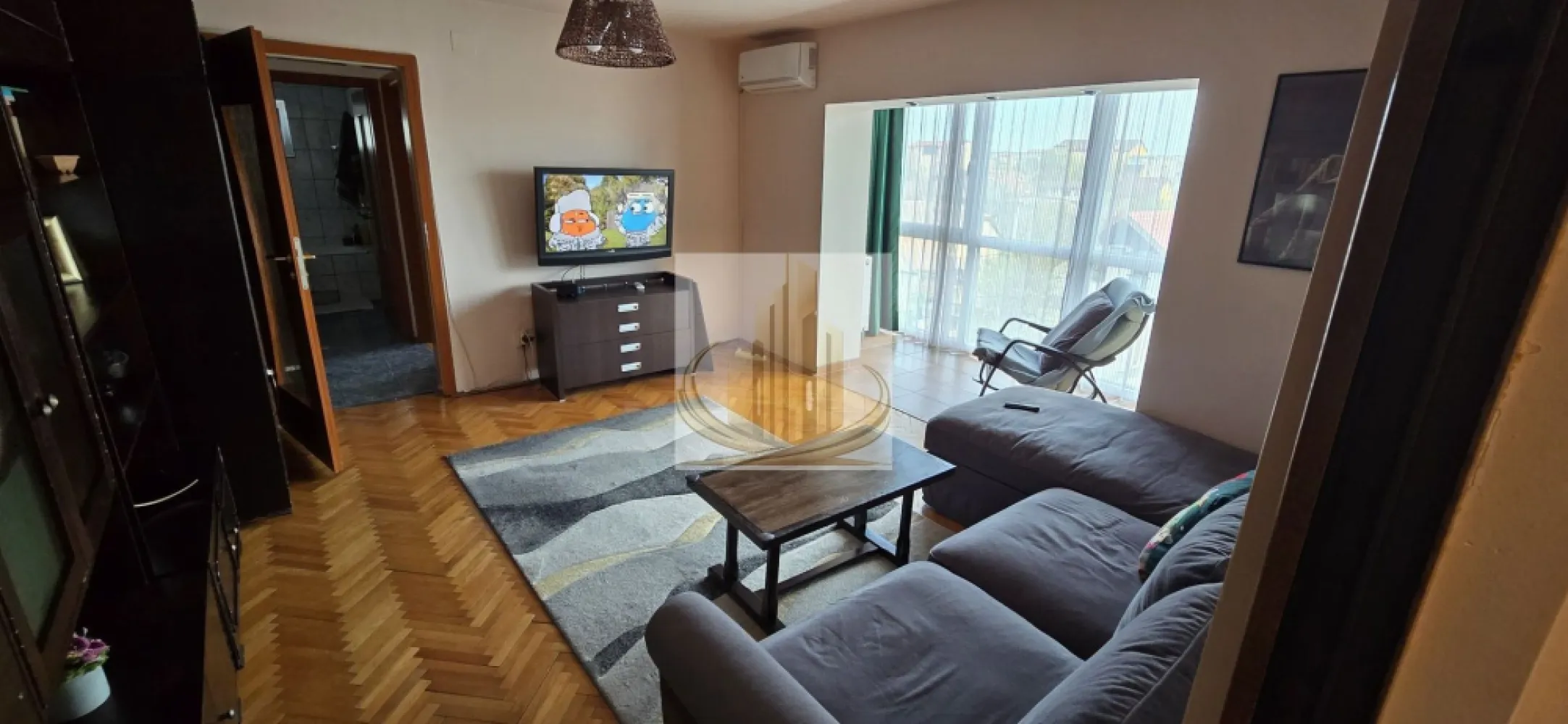 Apartament 2 camere Aradului - Apartament 2 camere semidecomandat, confort 1, situat în zona Aradului, pe strada Remus Răduleț.

Locuința se remarcă prin luminozitate și vedere deschisă, fără bloc în față, oferind un ambient plăcut pe tot parcursul zilei. Apartamentul beneficiază de îmbunătățiri recente, printre care centrală termică nouă (2025) și tâmplărie PVC cu geam tripan (2026), contribuind la un confort termic ridicat și eficiență energetică.

Bucătăria este mobilată cu mobilier realizat la comandă, iar plafoanele sunt finisate cu rigips. Ușa metalică de la intrare este în stare bună. Blocul este anvelopat, iar conductele au fost schimbate, ceea ce adaugă un plus de siguranță și confort.

Un avantaj important este balconul cu panoramă neobstrucționată. Proprietatea include și o boxă generoasă de 12 mp, complet amenajată, cu acces securizat pe scară – ideală pentru depozitare.

Zona este aerisită, cu spațiu între blocuri și multiple locuri de parcare disponibile în fața, lateralul și spatele imobilului. Acces rapid către puncte de interes, la aproximativ 10 minute de Iulius Mall.

Apartamentul este potrivit atât pentru locuit, cât și ca investiție, fiind amplasat într-o zonă liniștită și bine conectată.

ID intern CP3044582