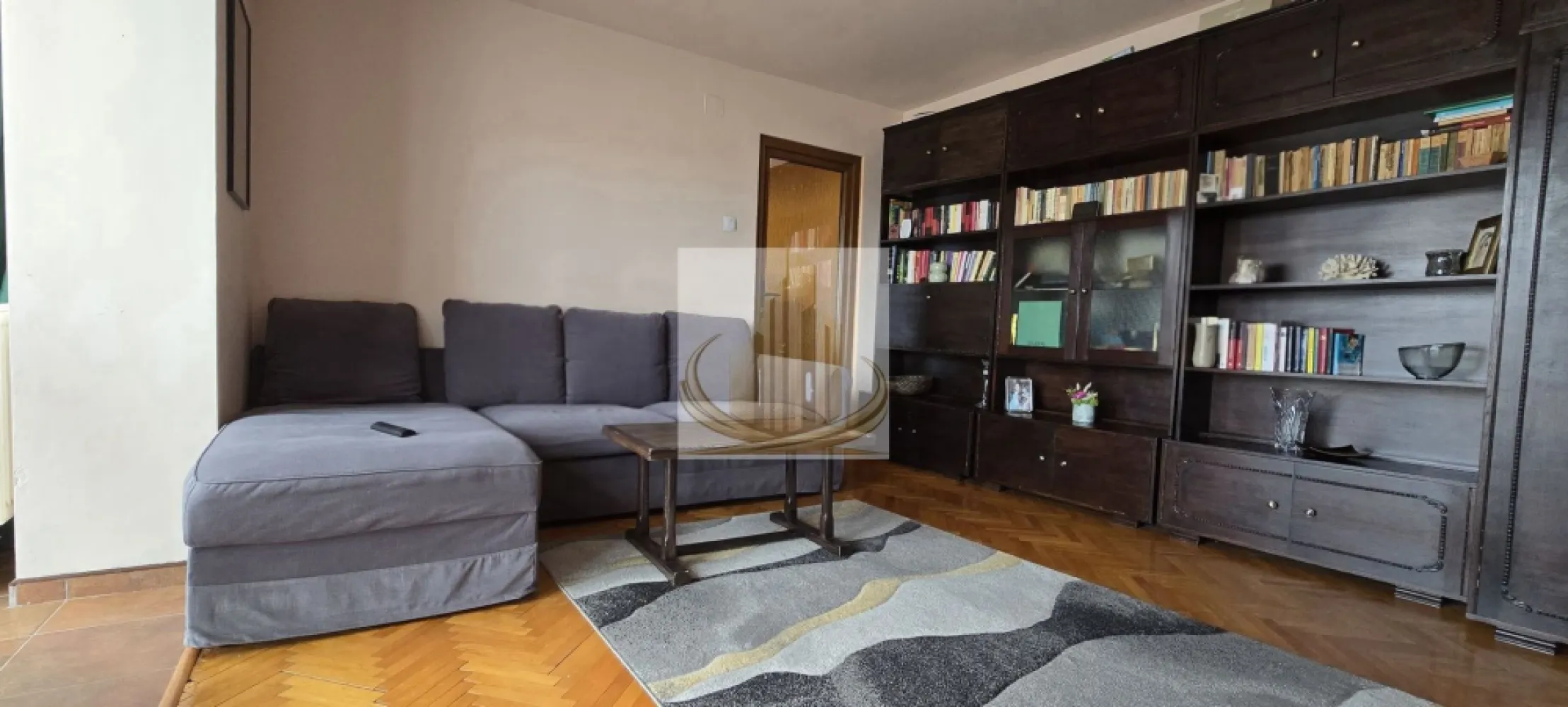 Apartament 2 camere Aradului - Apartament 2 camere semidecomandat, confort 1, situat în zona Aradului, pe strada Remus Răduleț.

Locuința se remarcă prin luminozitate și vedere deschisă, fără bloc în față, oferind un ambient plăcut pe tot parcursul zilei. Apartamentul beneficiază de îmbunătățiri recente, printre care centrală termică nouă (2025) și tâmplărie PVC cu geam tripan (2026), contribuind la un confort termic ridicat și eficiență energetică.

Bucătăria este mobilată cu mobilier realizat la comandă, iar plafoanele sunt finisate cu rigips. Ușa metalică de la intrare este în stare bună. Blocul este anvelopat, iar conductele au fost schimbate, ceea ce adaugă un plus de siguranță și confort.

Un avantaj important este balconul cu panoramă neobstrucționată. Proprietatea include și o boxă generoasă de 12 mp, complet amenajată, cu acces securizat pe scară – ideală pentru depozitare.

Zona este aerisită, cu spațiu între blocuri și multiple locuri de parcare disponibile în fața, lateralul și spatele imobilului. Acces rapid către puncte de interes, la aproximativ 10 minute de Iulius Mall.

Apartamentul este potrivit atât pentru locuit, cât și ca investiție, fiind amplasat într-o zonă liniștită și bine conectată.

ID intern CP3044582