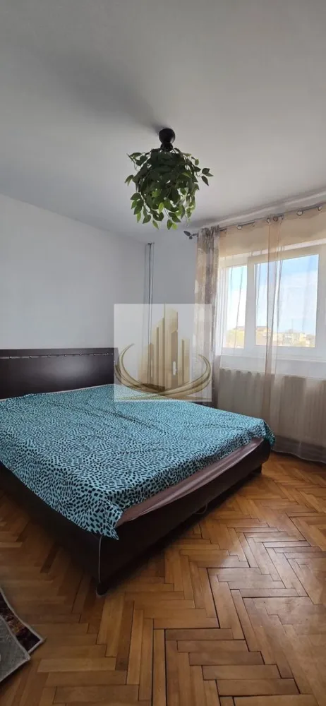 Apartament 2 camere Aradului - Apartament 2 camere semidecomandat, confort 1, situat în zona Aradului, pe strada Remus Răduleț.

Locuința se remarcă prin luminozitate și vedere deschisă, fără bloc în față, oferind un ambient plăcut pe tot parcursul zilei. Apartamentul beneficiază de îmbunătățiri recente, printre care centrală termică nouă (2025) și tâmplărie PVC cu geam tripan (2026), contribuind la un confort termic ridicat și eficiență energetică.

Bucătăria este mobilată cu mobilier realizat la comandă, iar plafoanele sunt finisate cu rigips. Ușa metalică de la intrare este în stare bună. Blocul este anvelopat, iar conductele au fost schimbate, ceea ce adaugă un plus de siguranță și confort.

Un avantaj important este balconul cu panoramă neobstrucționată. Proprietatea include și o boxă generoasă de 12 mp, complet amenajată, cu acces securizat pe scară – ideală pentru depozitare.

Zona este aerisită, cu spațiu între blocuri și multiple locuri de parcare disponibile în fața, lateralul și spatele imobilului. Acces rapid către puncte de interes, la aproximativ 10 minute de Iulius Mall.

Apartamentul este potrivit atât pentru locuit, cât și ca investiție, fiind amplasat într-o zonă liniștită și bine conectată.

ID intern CP3044582