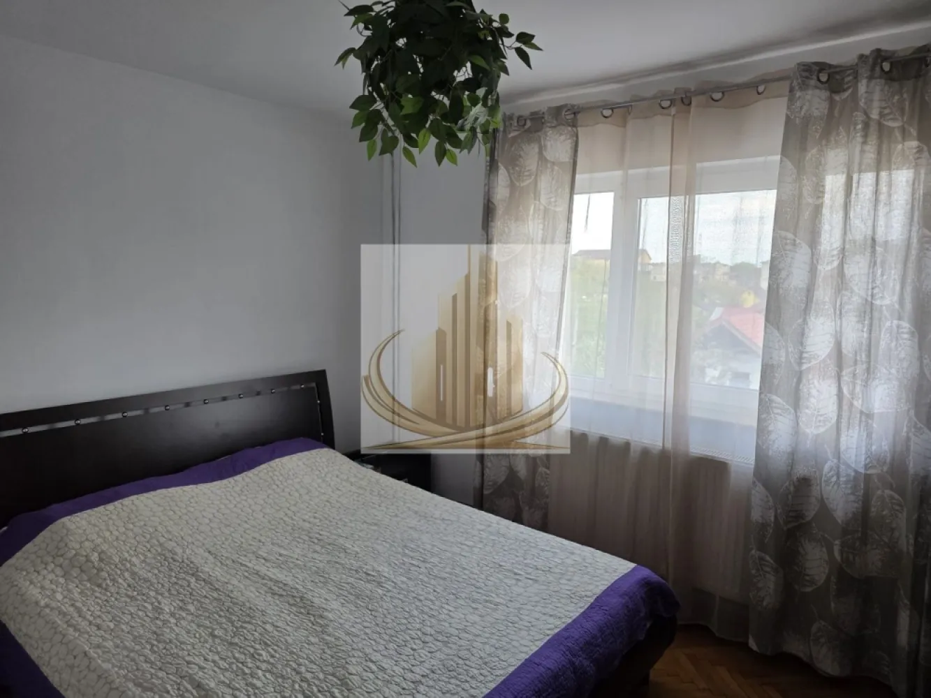 Apartament 2 camere Aradului - Apartament 2 camere semidecomandat, confort 1, situat în zona Aradului, pe strada Remus Răduleț.

Locuința se remarcă prin luminozitate și vedere deschisă, fără bloc în față, oferind un ambient plăcut pe tot parcursul zilei. Apartamentul beneficiază de îmbunătățiri recente, printre care centrală termică nouă (2025) și tâmplărie PVC cu geam tripan (2026), contribuind la un confort termic ridicat și eficiență energetică.

Bucătăria este mobilată cu mobilier realizat la comandă, iar plafoanele sunt finisate cu rigips. Ușa metalică de la intrare este în stare bună. Blocul este anvelopat, iar conductele au fost schimbate, ceea ce adaugă un plus de siguranță și confort.

Un avantaj important este balconul cu panoramă neobstrucționată. Proprietatea include și o boxă generoasă de 12 mp, complet amenajată, cu acces securizat pe scară – ideală pentru depozitare.

Zona este aerisită, cu spațiu între blocuri și multiple locuri de parcare disponibile în fața, lateralul și spatele imobilului. Acces rapid către puncte de interes, la aproximativ 10 minute de Iulius Mall.

Apartamentul este potrivit atât pentru locuit, cât și ca investiție, fiind amplasat într-o zonă liniștită și bine conectată.

ID intern CP3044582