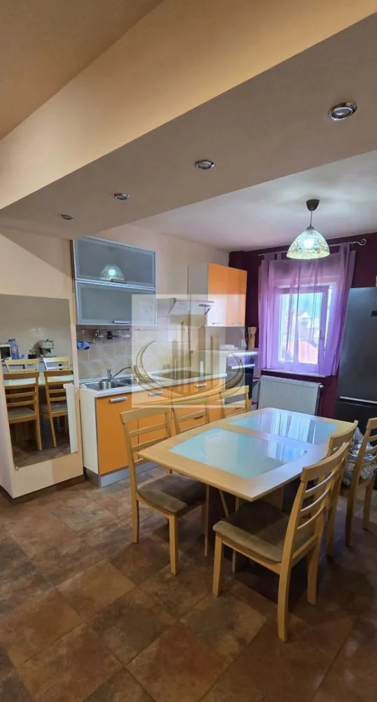 Apartament 2 camere Aradului - Apartament 2 camere semidecomandat, confort 1, situat în zona Aradului, pe strada Remus Răduleț.

Locuința se remarcă prin luminozitate și vedere deschisă, fără bloc în față, oferind un ambient plăcut pe tot parcursul zilei. Apartamentul beneficiază de îmbunătățiri recente, printre care centrală termică nouă (2025) și tâmplărie PVC cu geam tripan (2026), contribuind la un confort termic ridicat și eficiență energetică.

Bucătăria este mobilată cu mobilier realizat la comandă, iar plafoanele sunt finisate cu rigips. Ușa metalică de la intrare este în stare bună. Blocul este anvelopat, iar conductele au fost schimbate, ceea ce adaugă un plus de siguranță și confort.

Un avantaj important este balconul cu panoramă neobstrucționată. Proprietatea include și o boxă generoasă de 12 mp, complet amenajată, cu acces securizat pe scară – ideală pentru depozitare.

Zona este aerisită, cu spațiu între blocuri și multiple locuri de parcare disponibile în fața, lateralul și spatele imobilului. Acces rapid către puncte de interes, la aproximativ 10 minute de Iulius Mall.

Apartamentul este potrivit atât pentru locuit, cât și ca investiție, fiind amplasat într-o zonă liniștită și bine conectată.

ID intern CP3044582