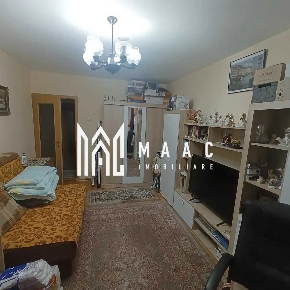 Apartament 2 Camere I 47 mp I Etaj 2/4 I Valea Aurie - MAAC Imobiliare vă propune spre vânzare un apartament cu 2 camere, situat într-una dintre cele mai apreciate și căutate zone rezidențiale din Sibiu – cartierul Valea Aurie.

Detalii proprietate:
Suprafață utilă: 47 mp
Decomandat
Etaj: 2 din 4
Localizare: Sibiu, Valea Aurie

Caracteristici:
2 camere luminoase
1 baie ccu geam de aerisire
Bucătărie separată
Boxă pentru depozitare
Încălzire cu centrală proprie pe gaz
Finisaje: parchet și gresie

Avantaje suplimentare ale locației:
Zonă verde și liniștită, cu aer de calitate superioară;
Acces facil la transport public, magazine, școli și servicii;
Distanță scurtă până în centrul orașului și zonele cu puncte de interes.

Pentru detalii suplimentare, consultanță sau programarea unei vizionări, va rugăm să ne contactati specificand ID: CP2871108.