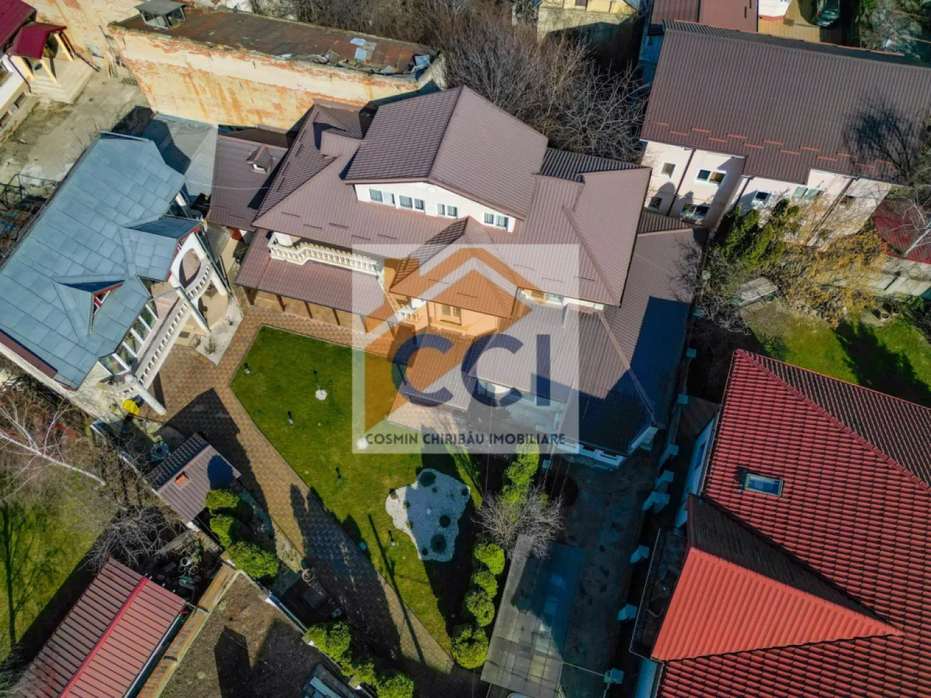 Proprietate exclusivistă ultracentrală -eleganță, spațiu și rafinament - Se ofera spre vanzare Proprietate exclusivistă ultracentrală — eleganță, spațiu și rafinament!
Disponibilă spre vânzare sau închiriere, această proprietate remarcabilă este situată într-una dintre cele mai prestigioase zone ale municipiului Bacău — strada Nicolae Titulescu — oferind acces rapid către centrul orașului, instituții, zone comerciale și puncte de interes major.

Amplasată pe un teren generos de aproximativ 400 mp, vila impresionează prin arhitectură solidă, volumetrie elegantă și compartimentare ideală pentru o reședință de familie sau sediu reprezentativ. Regimul de înălțime P+1+M oferă spații ample, luminoase și perfect funcționale.

Interiorul este compus din:
* living spectaculos, ideal pentru recepții sau momente de relaxare
* 5 dormitoare spațioase
* bucătărie complet mobilată și utilată
* 2 birouri — perfecte pentru activități executive sau profesii liberale
* sală de fitness proprie
* dressing generos
* 3 băi elegante
* terasă și dependințe

Construită din cărămidă în anul 1998 și complet modernizată în 2018, proprietatea beneficiază de finisaje de calitate, izolație exterioară, centrală termică proprie, tâmplărie PVC și se predă complet mobilată și utilată, gata pentru utilizare imediată.

Această reședință reprezintă alegerea ideală pentru cei care apreciază confortul, discreția și poziționarea premium în inima orașului.

Preț închiriere: 2.500 €/lună (negociabil)

 Vizionarea se realizează exclusiv pe bază de programare prealabilă.