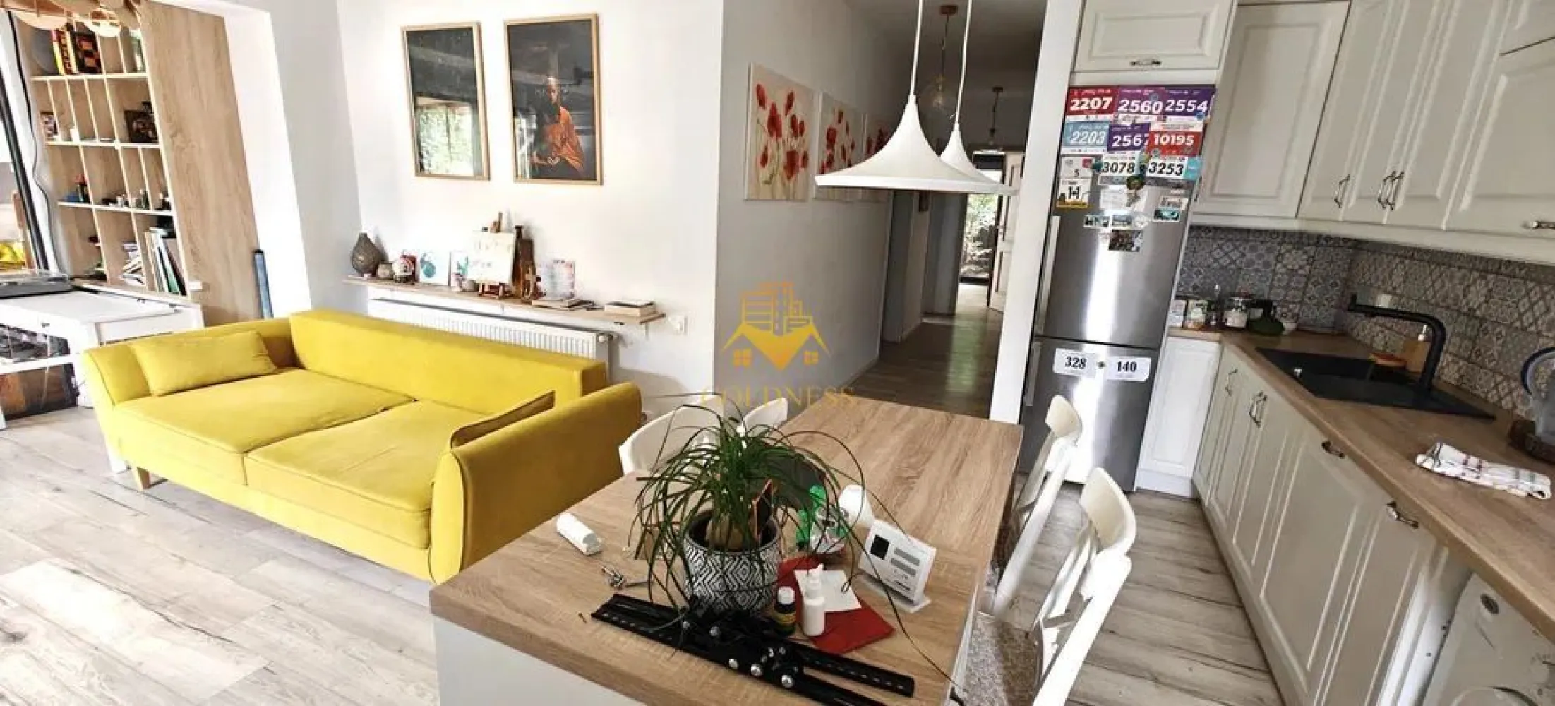 3 camere, modern, bloc nou, parcare, gradina 170 mp, Grigorescu Donath - Goldness Imobiliare propune spre închiriere un apartament unic în Grigorescu, ideal pentru cei care își doresc confortul unui apartament modern, dar și libertatea unei curți private. Este soluția perfectă pentru cei care nu vor să aleagă între facilitățile unui bloc nou și avantajele unui spațiu verde personal.
Detalii interioare
• Suprafață utilă: 70 mp, compartimentare eficientă
• Dormitoare: 2 camere separate
• Baie: 1 baie modernă
• Living & Dining: zonă de zi luminoasă, cu acces direct la terasă
Exterior excepțional
• Grădină privată: 170 mp de spațiu verde
• Terasă acoperită: 35 mp, utilizabilă în orice sezon
Dotări & Electrocasnice
Complet echipat cu electrocasnice premium:
• Plită performantă, cuptor încorporat, frigider
• Mașină de spălat vase
• Mașină de spălat rufe
Facilități incluse
• Loc de parcare subteran în garaj securizat
• Boxă de depozitare adiacentă parcării
Comision
Comision agenție: 50% din valoarea unei luni de chirie.