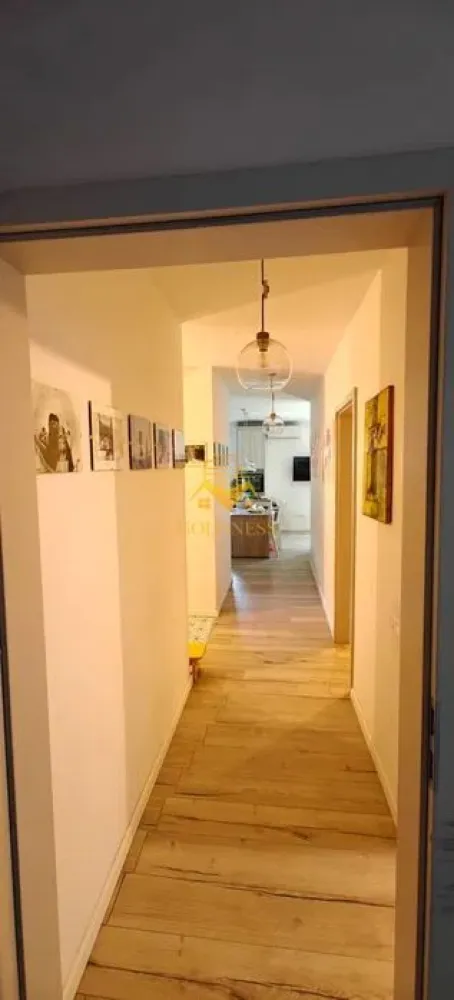 3 camere, modern, bloc nou, parcare, gradina 170 mp, Grigorescu Donath - Goldness Imobiliare propune spre închiriere un apartament unic în Grigorescu, ideal pentru cei care își doresc confortul unui apartament modern, dar și libertatea unei curți private. Este soluția perfectă pentru cei care nu vor să aleagă între facilitățile unui bloc nou și avantajele unui spațiu verde personal.
Detalii interioare
• Suprafață utilă: 70 mp, compartimentare eficientă
• Dormitoare: 2 camere separate
• Baie: 1 baie modernă
• Living & Dining: zonă de zi luminoasă, cu acces direct la terasă
Exterior excepțional
• Grădină privată: 170 mp de spațiu verde
• Terasă acoperită: 35 mp, utilizabilă în orice sezon
Dotări & Electrocasnice
Complet echipat cu electrocasnice premium:
• Plită performantă, cuptor încorporat, frigider
• Mașină de spălat vase
• Mașină de spălat rufe
Facilități incluse
• Loc de parcare subteran în garaj securizat
• Boxă de depozitare adiacentă parcării
Comision
Comision agenție: 50% din valoarea unei luni de chirie.