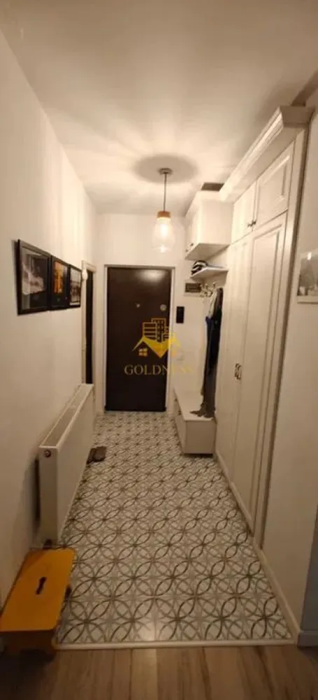3 camere, modern, bloc nou, parcare, gradina 170 mp, Grigorescu Donath - Goldness Imobiliare propune spre închiriere un apartament unic în Grigorescu, ideal pentru cei care își doresc confortul unui apartament modern, dar și libertatea unei curți private. Este soluția perfectă pentru cei care nu vor să aleagă între facilitățile unui bloc nou și avantajele unui spațiu verde personal.
Detalii interioare
• Suprafață utilă: 70 mp, compartimentare eficientă
• Dormitoare: 2 camere separate
• Baie: 1 baie modernă
• Living & Dining: zonă de zi luminoasă, cu acces direct la terasă
Exterior excepțional
• Grădină privată: 170 mp de spațiu verde
• Terasă acoperită: 35 mp, utilizabilă în orice sezon
Dotări & Electrocasnice
Complet echipat cu electrocasnice premium:
• Plită performantă, cuptor încorporat, frigider
• Mașină de spălat vase
• Mașină de spălat rufe
Facilități incluse
• Loc de parcare subteran în garaj securizat
• Boxă de depozitare adiacentă parcării
Comision
Comision agenție: 50% din valoarea unei luni de chirie.