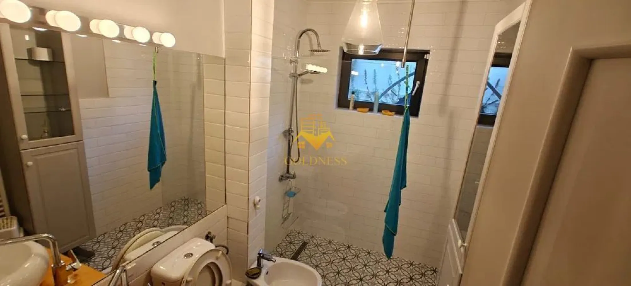 3 camere, modern, bloc nou, parcare, gradina 170 mp, Grigorescu Donath - Goldness Imobiliare propune spre închiriere un apartament unic în Grigorescu, ideal pentru cei care își doresc confortul unui apartament modern, dar și libertatea unei curți private. Este soluția perfectă pentru cei care nu vor să aleagă între facilitățile unui bloc nou și avantajele unui spațiu verde personal.
Detalii interioare
• Suprafață utilă: 70 mp, compartimentare eficientă
• Dormitoare: 2 camere separate
• Baie: 1 baie modernă
• Living & Dining: zonă de zi luminoasă, cu acces direct la terasă
Exterior excepțional
• Grădină privată: 170 mp de spațiu verde
• Terasă acoperită: 35 mp, utilizabilă în orice sezon
Dotări & Electrocasnice
Complet echipat cu electrocasnice premium:
• Plită performantă, cuptor încorporat, frigider
• Mașină de spălat vase
• Mașină de spălat rufe
Facilități incluse
• Loc de parcare subteran în garaj securizat
• Boxă de depozitare adiacentă parcării
Comision
Comision agenție: 50% din valoarea unei luni de chirie.