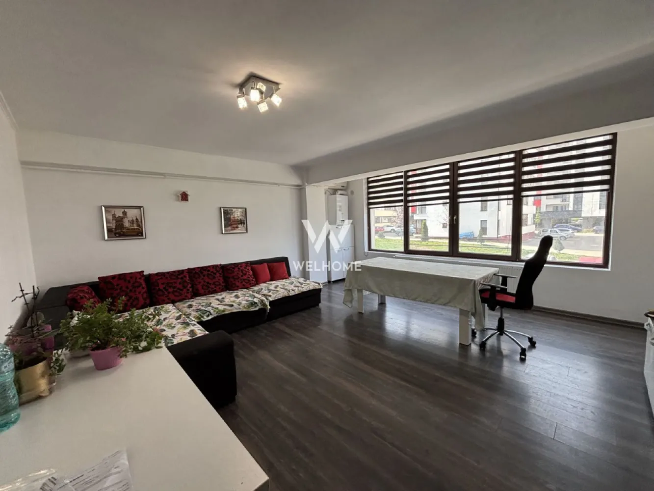 Apartament 3 camere mobilat-utilat cu GARAJ - Doamna Stanca - Apartament 3 camere, ETAJ 1 - zona Doamna Stanca, Selimbar

Suprafata utila: 85 mp
 Apartamentul se afla la etajul 1.
 Compartimentat astfel: hol acces cu spatii de depozitare, living generos, bucatarie, 2 dormitoare, baie, balcon.
 Locuinta este complet mobilata-utilata si se inchiriaza cu tot ce este nevoie.
 Situat intr-o zona buna cu acces facil la shopping city, magazine, scoli, mijloace de transport, supermarket etc.
 Detine un loc de parcare (GARAJ).
 Perioada minima inchiriere 12 luni.
 Nu se accepta animale de companie.

Chirie lunara: 600 Euro Negociabil + garantie
Se perecepe comision client 50% din prima chirie
Telefon: 0747.639.802
