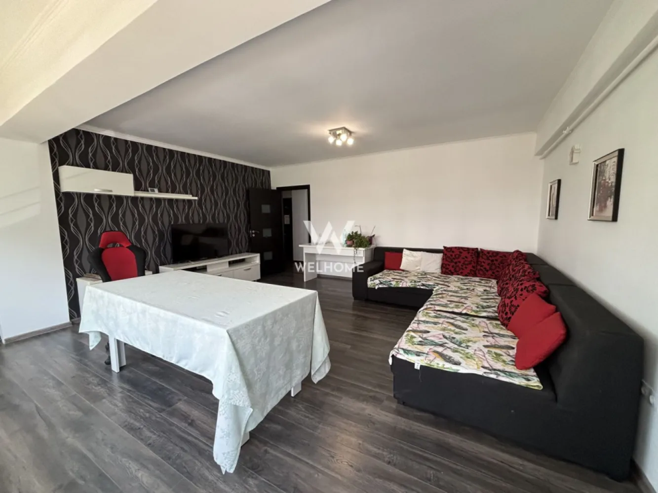 Apartament 3 camere mobilat-utilat cu GARAJ - Doamna Stanca - Apartament 3 camere, ETAJ 1 - zona Doamna Stanca, Selimbar

Suprafata utila: 85 mp
 Apartamentul se afla la etajul 1.
 Compartimentat astfel: hol acces cu spatii de depozitare, living generos, bucatarie, 2 dormitoare, baie, balcon.
 Locuinta este complet mobilata-utilata si se inchiriaza cu tot ce este nevoie.
 Situat intr-o zona buna cu acces facil la shopping city, magazine, scoli, mijloace de transport, supermarket etc.
 Detine un loc de parcare (GARAJ).
 Perioada minima inchiriere 12 luni.
 Nu se accepta animale de companie.

Chirie lunara: 600 Euro Negociabil + garantie
Se perecepe comision client 50% din prima chirie
Telefon: 0747.639.802
