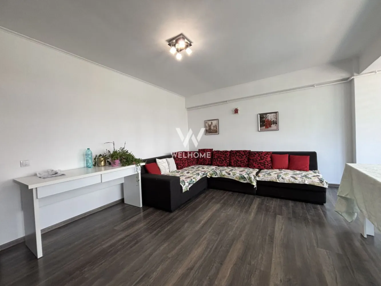 Apartament 3 camere mobilat-utilat cu GARAJ - Doamna Stanca - Apartament 3 camere, ETAJ 1 - zona Doamna Stanca, Selimbar

Suprafata utila: 85 mp
 Apartamentul se afla la etajul 1.
 Compartimentat astfel: hol acces cu spatii de depozitare, living generos, bucatarie, 2 dormitoare, baie, balcon.
 Locuinta este complet mobilata-utilata si se inchiriaza cu tot ce este nevoie.
 Situat intr-o zona buna cu acces facil la shopping city, magazine, scoli, mijloace de transport, supermarket etc.
 Detine un loc de parcare (GARAJ).
 Perioada minima inchiriere 12 luni.
 Nu se accepta animale de companie.

Chirie lunara: 600 Euro Negociabil + garantie
Se perecepe comision client 50% din prima chirie
Telefon: 0747.639.802