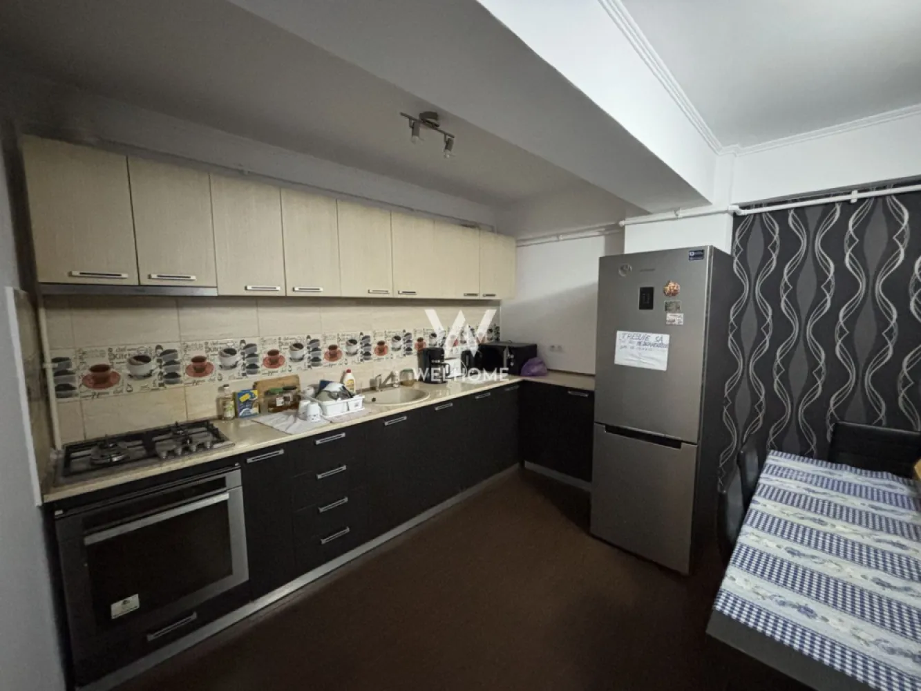 Apartament 3 camere mobilat-utilat cu GARAJ - Doamna Stanca - Apartament 3 camere, ETAJ 1 - zona Doamna Stanca, Selimbar

Suprafata utila: 85 mp
 Apartamentul se afla la etajul 1.
 Compartimentat astfel: hol acces cu spatii de depozitare, living generos, bucatarie, 2 dormitoare, baie, balcon.
 Locuinta este complet mobilata-utilata si se inchiriaza cu tot ce este nevoie.
 Situat intr-o zona buna cu acces facil la shopping city, magazine, scoli, mijloace de transport, supermarket etc.
 Detine un loc de parcare (GARAJ).
 Perioada minima inchiriere 12 luni.
 Nu se accepta animale de companie.

Chirie lunara: 600 Euro Negociabil + garantie
Se perecepe comision client 50% din prima chirie
Telefon: 0747.639.802