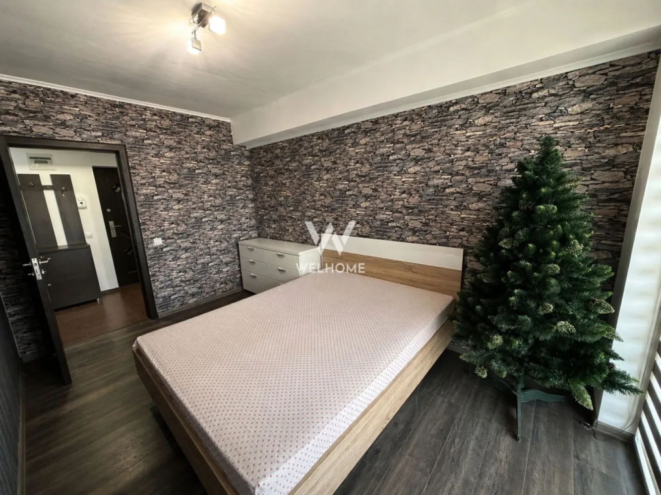 Apartament 3 camere mobilat-utilat cu GARAJ - Doamna Stanca - Apartament 3 camere, ETAJ 1 - zona Doamna Stanca, Selimbar

Suprafata utila: 85 mp
 Apartamentul se afla la etajul 1.
 Compartimentat astfel: hol acces cu spatii de depozitare, living generos, bucatarie, 2 dormitoare, baie, balcon.
 Locuinta este complet mobilata-utilata si se inchiriaza cu tot ce este nevoie.
 Situat intr-o zona buna cu acces facil la shopping city, magazine, scoli, mijloace de transport, supermarket etc.
 Detine un loc de parcare (GARAJ).
 Perioada minima inchiriere 12 luni.
 Nu se accepta animale de companie.

Chirie lunara: 600 Euro Negociabil + garantie
Se perecepe comision client 50% din prima chirie
Telefon: 0747.639.802