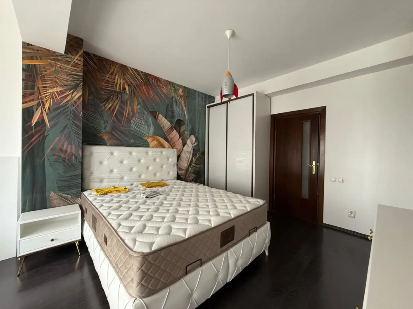 De inchiriat apartament premium cu vedere directă la Dunăre, 1000 euro - Se ofera spre inchiriere un apartament premium cu vedere directă la Dunăre , 3 camere, 104,7 mp, Țiglina 1
O oportunitate rară de a inchiria un apartament exclusivist, situat în prima linie la Dunăre, într-unul dintre cele mai apreciate imobile din Țiglina 1.
 Localizare excelentă
Bloc construit în 2008, poziționat ideal, cu acces rapid către punctele de interes din oraș și o priveliște spectaculoasă, neobturată, către Dunăre.
Detalii apartament
- Etaj 5 din 6
- Suprafață utilă: 104,7 m.
Compartimentare eficientă:
- 2 dormitoare
- Living generos
- Bucătărie separată
- 1 baie cu duș
- Dressing (fost grup sanitar – se poate reconfigura).
 Design si finisaje
- Amenajat cu ajutorul unui designer de interior
- Stil elegant, modern, cu atenție la fiecare detaliu
- Se inchiriaza complet mobilat și utilat, exact ca în fotografii.
 Bloc si facilități
- Imobil anvelopat termic
- Scară impecabilă
- Lift aproape nou
- Izolație fonică excelentă
- Comunitate selectă.
 Parcare
- Locuri disponibile în jurul blocului
Un apartament care oferă mai mult decât locuire – oferă statut, confort și o priveliște care nu poate fi replicată.
Pret 1000 euro/luna.
La incheierea contractului de inchiriere chiriasul va achita o chirie de 1000 euro, o garantie de 1000 euro si comisionul agentiei imobiliare.
Pentru detalii si programare vizionare va rugam sa sunati la numarul de telefon 0746.252.252 Liliana Ene.