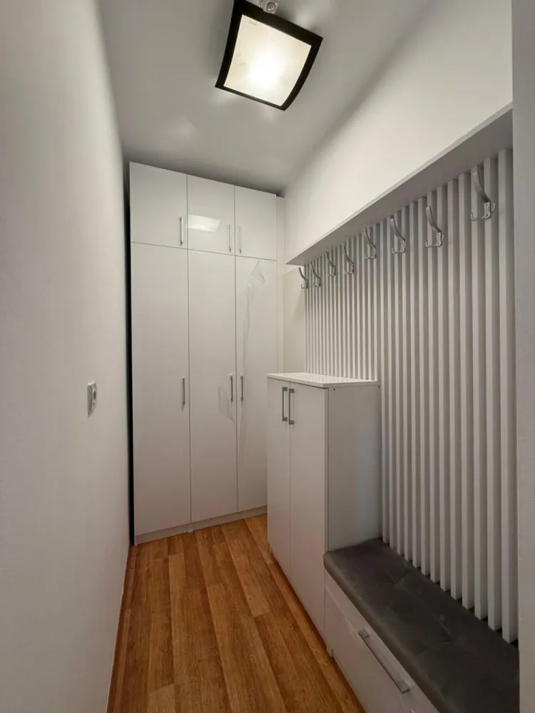 De inchiriat apartament premium cu vedere directă la Dunăre, 1000 euro - Se ofera spre inchiriere un apartament premium cu vedere directă la Dunăre , 3 camere, 104,7 mp, Țiglina 1
O oportunitate rară de a inchiria un apartament exclusivist, situat în prima linie la Dunăre, într-unul dintre cele mai apreciate imobile din Țiglina 1.
 Localizare excelentă
Bloc construit în 2008, poziționat ideal, cu acces rapid către punctele de interes din oraș și o priveliște spectaculoasă, neobturată, către Dunăre.
Detalii apartament
- Etaj 5 din 6
- Suprafață utilă: 104,7 m.
Compartimentare eficientă:
- 2 dormitoare
- Living generos
- Bucătărie separată
- 1 baie cu duș
- Dressing (fost grup sanitar – se poate reconfigura).
 Design si finisaje
- Amenajat cu ajutorul unui designer de interior
- Stil elegant, modern, cu atenție la fiecare detaliu
- Se inchiriaza complet mobilat și utilat, exact ca în fotografii.
 Bloc si facilități
- Imobil anvelopat termic
- Scară impecabilă
- Lift aproape nou
- Izolație fonică excelentă
- Comunitate selectă.
 Parcare
- Locuri disponibile în jurul blocului
Un apartament care oferă mai mult decât locuire – oferă statut, confort și o priveliște care nu poate fi replicată.
Pret 1000 euro/luna.
La incheierea contractului de inchiriere chiriasul va achita o chirie de 1000 euro, o garantie de 1000 euro si comisionul agentiei imobiliare.
Pentru detalii si programare vizionare va rugam sa sunati la numarul de telefon 0746.252.252 Liliana Ene.