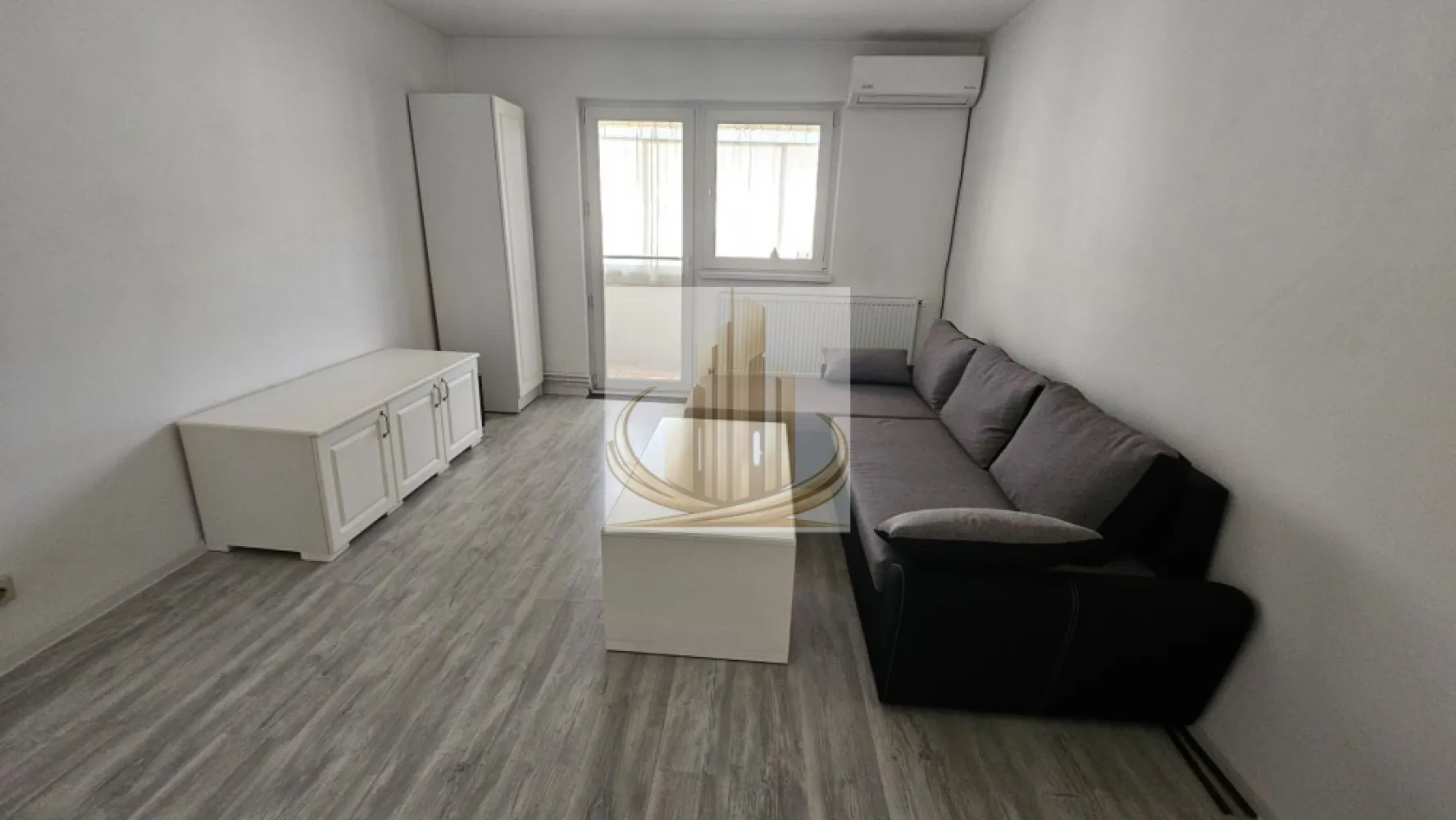 2 Camere | Complexul Studențesc | Centrală Proprie | Ideal Investițe - Grand Mobilis Imobiliare vă propune spre vânzare un apartament cu 2 camere, situat în Timișoara, în zona Olimpia – chiar în inima Complexului Studențesc, una dintre cele mai dinamice și căutate zone ale orașului.

Poziționarea excelentă face din această proprietate o alegere ideală atât pentru locuit, cât și pentru investiție, datorită cererii constante de închiriere din zonă.

📐 Detalii proprietate:
Suprafață: aprox. 50 mp
Etaj: 4 din 4, bloc cu acoperiș de țiglă
Compartimentare:
Hol
Bucătărie închisă
Living
Dormitor
Baie
Boxă înscrisă în CF
🏢 Dotări:
Centrală proprie pe gaz
Aer condiționat
Geamuri termopan
📍 Locație – punctul forte:
Situat în inima Complexului Studențesc
La doar câteva minute de universități și facultăți
Aproape de Sala Olimpia și Centrul de Afaceri
Acces rapid la mijloace de transport
Magazine, restaurante, cafenele în imediata apropiere
💼 Potrivit pentru:

✔️ Studenți sau cupluri, datorită poziției centrale și compartimentării practice
✔️ Investiție sigură, având în vedere randamentul ridicat de închiriere din zonă și cererea constantă

📞 Pentru mai multe informații și programarea unei vizionări, echipa Grand Mobilis Imobiliare vă stă la dispoziție.