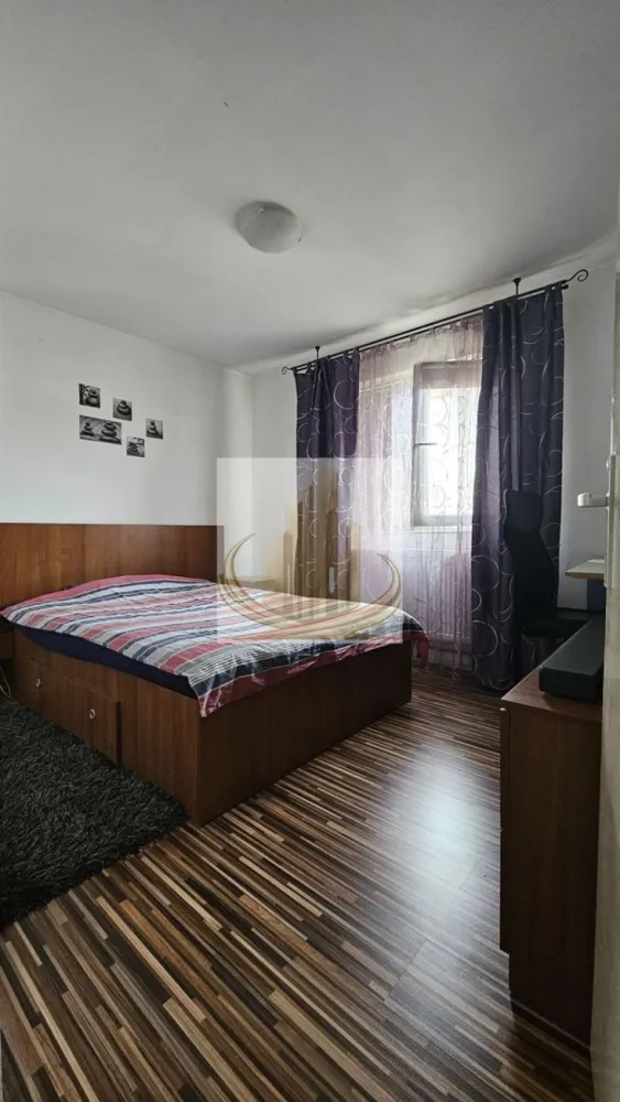 2 Camere | Complexul Studențesc | Centrală Proprie | Ideal Investițe - Grand Mobilis Imobiliare vă propune spre vânzare un apartament cu 2 camere, situat în Timișoara, în zona Olimpia – chiar în inima Complexului Studențesc, una dintre cele mai dinamice și căutate zone ale orașului.

Poziționarea excelentă face din această proprietate o alegere ideală atât pentru locuit, cât și pentru investiție, datorită cererii constante de închiriere din zonă.

📐 Detalii proprietate:
Suprafață: aprox. 50 mp
Etaj: 4 din 4, bloc cu acoperiș de țiglă
Compartimentare:
Hol
Bucătărie închisă
Living
Dormitor
Baie
Boxă înscrisă în CF
🏢 Dotări:
Centrală proprie pe gaz
Aer condiționat
Geamuri termopan
📍 Locație – punctul forte:
Situat în inima Complexului Studențesc
La doar câteva minute de universități și facultăți
Aproape de Sala Olimpia și Centrul de Afaceri
Acces rapid la mijloace de transport
Magazine, restaurante, cafenele în imediata apropiere
💼 Potrivit pentru:

✔️ Studenți sau cupluri, datorită poziției centrale și compartimentării practice
✔️ Investiție sigură, având în vedere randamentul ridicat de închiriere din zonă și cererea constantă

📞 Pentru mai multe informații și programarea unei vizionări, echipa Grand Mobilis Imobiliare vă stă la dispoziție.