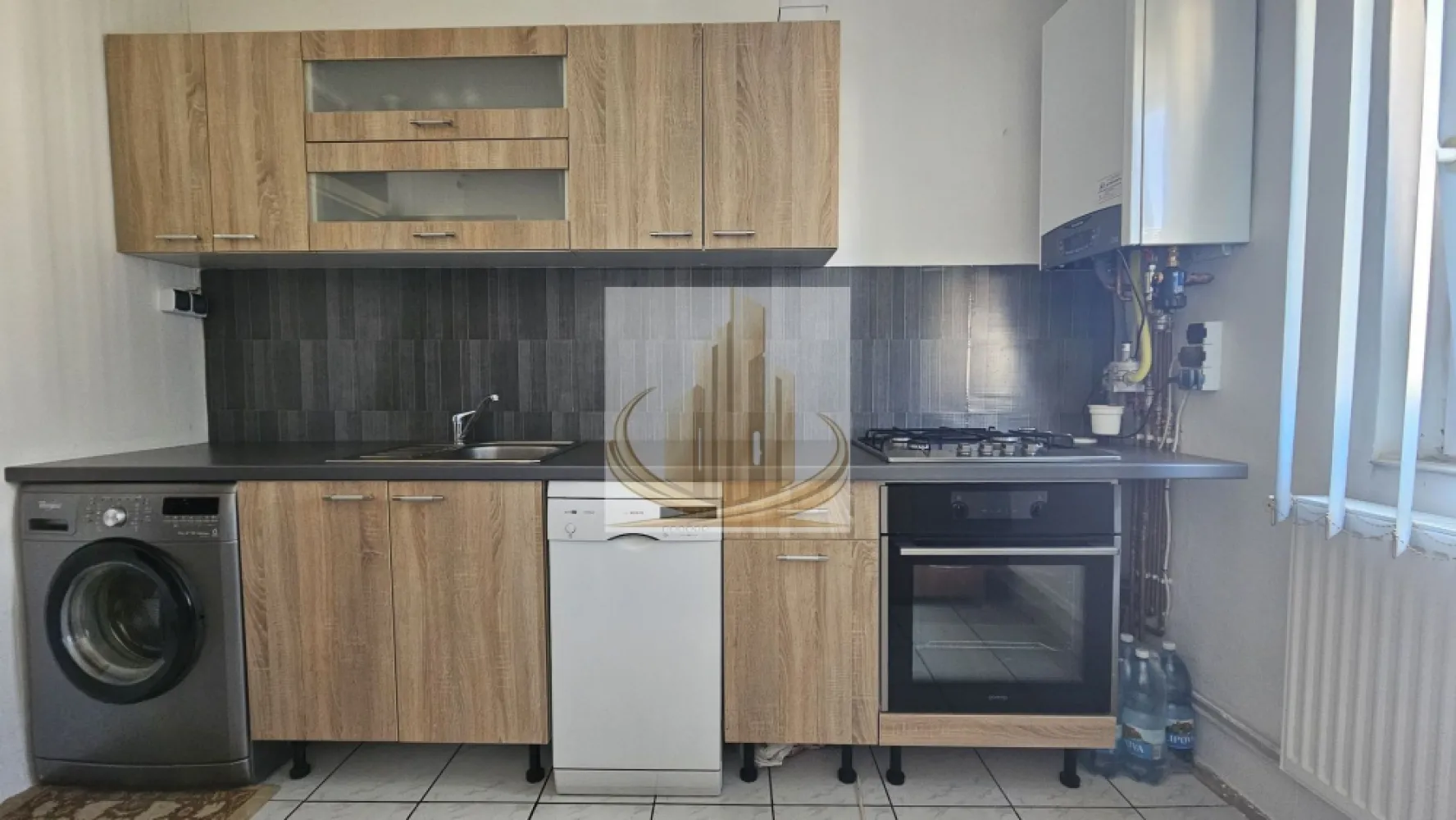 2 Camere | Complexul Studențesc | Centrală Proprie | Ideal Investițe - Grand Mobilis Imobiliare vă propune spre vânzare un apartament cu 2 camere, situat în Timișoara, în zona Olimpia – chiar în inima Complexului Studențesc, una dintre cele mai dinamice și căutate zone ale orașului.

Poziționarea excelentă face din această proprietate o alegere ideală atât pentru locuit, cât și pentru investiție, datorită cererii constante de închiriere din zonă.

📐 Detalii proprietate:
Suprafață: aprox. 50 mp
Etaj: 4 din 4, bloc cu acoperiș de țiglă
Compartimentare:
Hol
Bucătărie închisă
Living
Dormitor
Baie
Boxă înscrisă în CF
🏢 Dotări:
Centrală proprie pe gaz
Aer condiționat
Geamuri termopan
📍 Locație – punctul forte:
Situat în inima Complexului Studențesc
La doar câteva minute de universități și facultăți
Aproape de Sala Olimpia și Centrul de Afaceri
Acces rapid la mijloace de transport
Magazine, restaurante, cafenele în imediata apropiere
💼 Potrivit pentru:

✔️ Studenți sau cupluri, datorită poziției centrale și compartimentării practice
✔️ Investiție sigură, având în vedere randamentul ridicat de închiriere din zonă și cererea constantă

📞 Pentru mai multe informații și programarea unei vizionări, echipa Grand Mobilis Imobiliare vă stă la dispoziție.