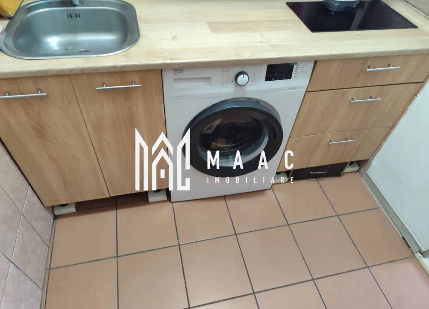 Garsonieră | Parter | Mobilată și utilată | Terezian - Maac Imobiliare prezintă spre vânzare o garsonieră situată la parter, cu o suprafață utilă de 22 mp, ideală pentru locuit sau investiție.

Garsoniera este compartimentată practic în hol, bucătărie, baie și dormitor și se vinde complet mobilată și utilată.

Imobilul dispune de tâmplărie termopan, parchet și centrală termică proprie.
Baia este finisată cu gresie și faianță și este dotată cu cabină de duș, iar bucătăria este mobilată și utilată.

Proprietatea este potrivită pentru închiriere, existând posibilitatea de preluare a chiriașului.

Pentru mai multe informații și programarea unei vizionări, vă rugăm să menționați ID anunț: CP3047720.