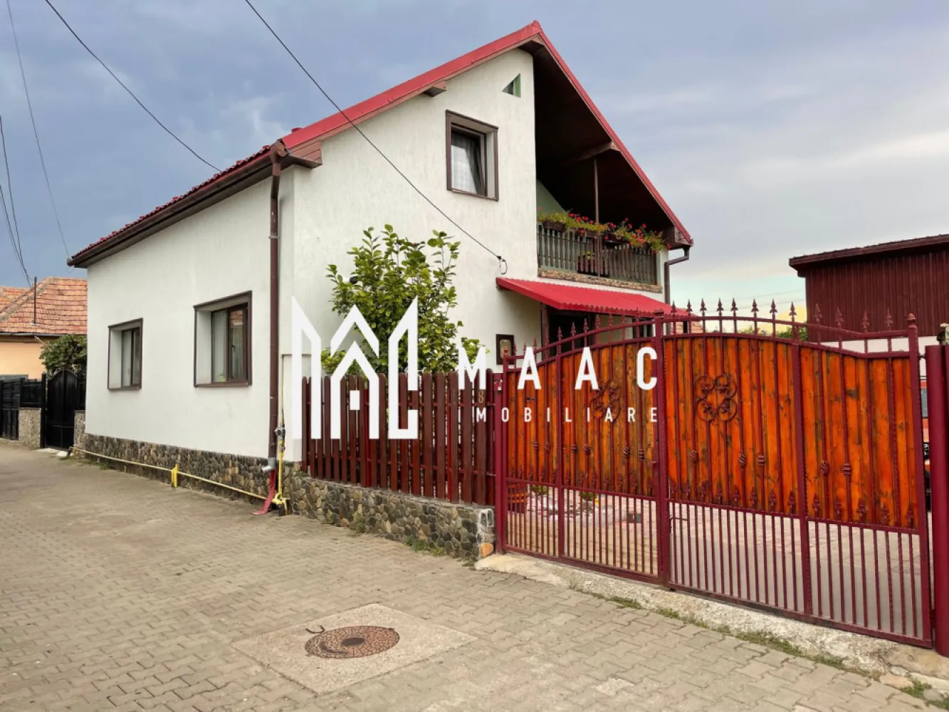 Casă individuală | 4 dormitoare | Garaj | 250 mp teren | Șelimbăr - MAAC Imobiliare vă propune spre vânzare o casă single deosebită, situată în Șelimbăr, în imediata apropiere de Shopping City Sibiu, complet mobilată și utilată, recent renovată cu materiale premium, ideală pentru o familie care își dorește confort, spațiu și acces rapid către facilități comerciale.

Proprietatea are o suprafață utilă de 185,79 mp, o amprentă la sol de 85 mp și este amplasată pe un teren de 250 mp, oferind o compartimentare eficientă pe trei niveluri.

Compartimentare:

Demisol – 36,13 mp:
-hol
-bucătărie
-cămară

Parter – 73,35 mp:
-hol
-dining și living generos
-dormitor
-spațiu tehnic
-baie

Etaj – 76,31 mp:
-hol
-3 dormitoare
-dressing
-baie
-balcon

Dotări și avantaje:
-curte amenajată cu pavaj
-gard și poartă schimbate recent
-garaj de 35 mp
-foișor
-leagăn din lemn
-zonă de grătar amenajată
-se vinde complet mobilată și utilată

Amplasarea în Șelimbăr, în proximitatea Shopping City Sibiu, oferă acces rapid către centre comerciale, magazine și principalele artere de circulație, făcând din această proprietate o alegere potrivită pentru locuință permanentă.

Pentru mai multe informații sau programarea unei vizionări vă rugăm să menționați la telefon numărul CP3046722.