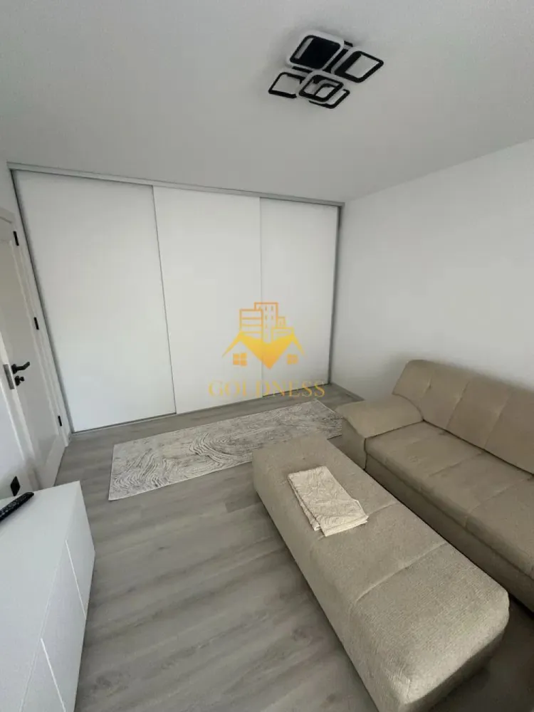 2 camere decomandate, Cartierul Manastur, Calea Florești, West City - GOLDNESS Imobiliare vă propune spre închiriere un apartament cu 2 camere decomandate complet mobilate și utilate, la parter într-un imobil de 11 etaje, în Cartierul Manastur.
Posibilitate de parcare in zona!
Se află în apropierea stațiilor de transport în comun, magazine, restaurante, spații verzi, farmacii, etc. 

Apartamentul este compartimentat astfel:
 - dormitor cu pat matrimonial, dressing, noptiere, TV.
 -dormitor cu canapea extensibilă, spatiu pentru depozitare, comoda TV.
 - bucătărie complet mobilată și utilată, loc de luat masa.
 - baie cu dus walk-in, calorifer port prosop și dulap pentru depozitare.
 - balcon închis. 

Imobilul este dotat cu toate cele necesare- centrală proprie, încălzire prin pardoseală, frigider, hotă, aragaz, mașină de spălat haine/vase, etc. 

Dacă sunteți interesați de acest apartament și doriți să îl vizionați, dar și pentru alte oferte nu ezitați să ne contactați telefonic sau prin e-mail. Vă stăm la dispoziție!
Pentru intermediere se percepe un comision de 50% din prețul chiriei!