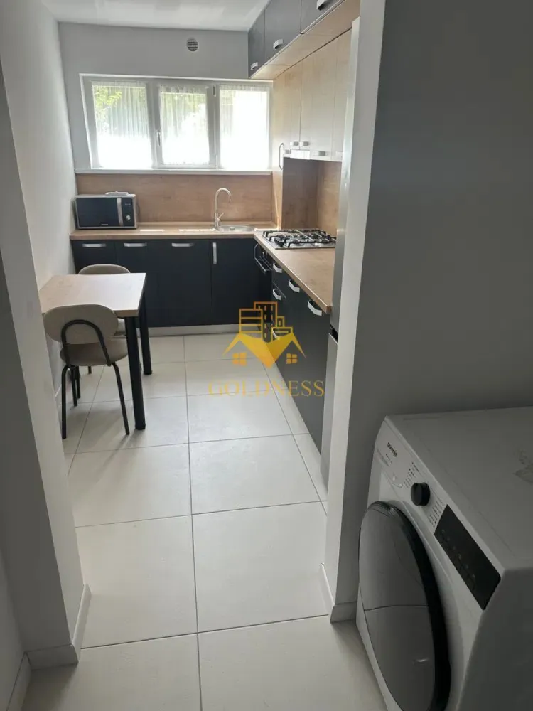 2 camere decomandate, Cartierul Manastur, Calea Florești, West City - GOLDNESS Imobiliare vă propune spre închiriere un apartament cu 2 camere decomandate complet mobilate și utilate, la parter într-un imobil de 11 etaje, în Cartierul Manastur.
Posibilitate de parcare in zona!
Se află în apropierea stațiilor de transport în comun, magazine, restaurante, spații verzi, farmacii, etc. 

Apartamentul este compartimentat astfel:
 - dormitor cu pat matrimonial, dressing, noptiere, TV.
 -dormitor cu canapea extensibilă, spatiu pentru depozitare, comoda TV.
 - bucătărie complet mobilată și utilată, loc de luat masa.
 - baie cu dus walk-in, calorifer port prosop și dulap pentru depozitare.
 - balcon închis. 

Imobilul este dotat cu toate cele necesare- centrală proprie, încălzire prin pardoseală, frigider, hotă, aragaz, mașină de spălat haine/vase, etc. 

Dacă sunteți interesați de acest apartament și doriți să îl vizionați, dar și pentru alte oferte nu ezitați să ne contactați telefonic sau prin e-mail. Vă stăm la dispoziție!
Pentru intermediere se percepe un comision de 50% din prețul chiriei!