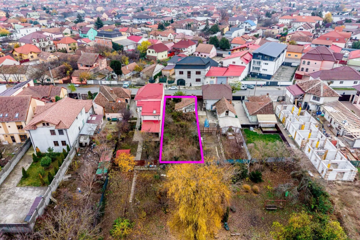 Teren în Pârneava – locație premium pentru casă sau duplex - Vă propun spre achiziție un teren excelent pentru construcție, situat în unul dintre cele mai căutate cartiere ale Aradului – Parneava, pe strada Abatorului. O locație ideală atât pentru locuire, cât și pentru investiție.

Preț: 76.000 € | COMISION 0%

Caracteristici teren:
• Suprafață: 461 mp
• Forma și dimensiunile permit construcția unei case familiale sau a unui duplex
• Toate utilitățile la limită de proprietate: apă, curent, gaz
• Front stradal 12 m
• Drumul este asfaltat, cu acces rapid către zone centrale

Avantaje zonă:
• Situat în apropierea campusului universitar Vasile Goldiș
• Cartier liniștit și bine conectat la oraș
• Ideal pentru familii, dezvoltatori sau investitori
• Zonă cu cerere ridicată pentru construcții noi

O oportunitate excelentă pentru cei care doresc să construiască într-o zonă stabilă, apreciată și aproape de toate facilitățile urbane.

Pentru detalii și vizionare:
Sebastian Nica – 0722 252 639

Nu dispui de toată suma? Te ajutăm noi gratuit! Îți obținem oferte de la 16 bănci.

Ai o proprietate de vânzare în Arad și vrei să știi cât valorează cu adevărat?
Sună-mă pentru o evaluare gratuită, fără obligații.

Birou: ACASĂ | Agenție imobiliară Arad
Bulevardul Decebal 2, Arad 310133