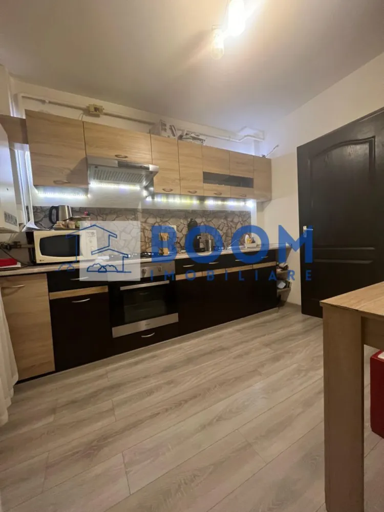Apartament 2 camere | Nord | Calea lui Traian | Priveliste Paoramica - BOOM Imobiliare vă propune spre vânzare un apartament complet renovat, cu 2 camere, situat într-una dintre cele mai apreciate zone ale orașului – Cartier Nord, pe Calea lui Traian.
Poziționarea excelentă oferă acces rapid către Biserica Sf. Petru și Pavel, Spitalul Județean, Piața Nord, precum și numeroase magazine, servicii și mijloace de transport.

Detalii apartament:
Apartamentul are o suprafață totală de 54 mp și este situat la etajul 8/8, într-un bloc dotat cu lift. Deși se află la ultimul nivel, locuința beneficiază de hidroizolație, iar blocul este inclus în programul de reabilitare, ce prevede și realizarea unui acoperiș nou – un avantaj major pentru viitorul proprietar.

Compartimentare:

* Dormitor luminos
* Living spațios
* Bucătărie separată
* Hol generos
* Baie cu geam
* Balcon închis cu PVC, ideal pentru spațiu suplimentar de depozitare sau zonă de relaxare

Renovări și dotări:
Apartamentul a beneficiat de o renovare totală, incluzând:

* Șapă nouă
* Instalații electrice și sanitare schimbate integral
* Centrală termică proprie
* Aer conditionat
* Mobilier modern, realizat pe comandă
* Finisaje contemporane, de calitate
* Balcon închis cu tâmplărie PVC, oferind un plus de confort

Imobilul se vinde mobilat și utilat exact ca în fotografiile de prezentare, fiind gata de mutare imediată, fără alte investiții.

Pentru detalii suplimentare sau programarea unei vizionări, BOOM Imobiliare vă este la dispoziție cu profesionalism și promptitudine.

id: CP3195749