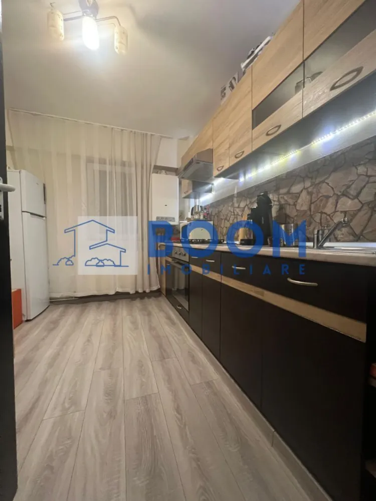 Apartament 2 camere | Nord | Calea lui Traian | Priveliste Paoramica - BOOM Imobiliare vă propune spre vânzare un apartament complet renovat, cu 2 camere, situat într-una dintre cele mai apreciate zone ale orașului – Cartier Nord, pe Calea lui Traian.
Poziționarea excelentă oferă acces rapid către Biserica Sf. Petru și Pavel, Spitalul Județean, Piața Nord, precum și numeroase magazine, servicii și mijloace de transport.

Detalii apartament:
Apartamentul are o suprafață totală de 54 mp și este situat la etajul 8/8, într-un bloc dotat cu lift. Deși se află la ultimul nivel, locuința beneficiază de hidroizolație, iar blocul este inclus în programul de reabilitare, ce prevede și realizarea unui acoperiș nou – un avantaj major pentru viitorul proprietar.

Compartimentare:

* Dormitor luminos
* Living spațios
* Bucătărie separată
* Hol generos
* Baie cu geam
* Balcon închis cu PVC, ideal pentru spațiu suplimentar de depozitare sau zonă de relaxare

Renovări și dotări:
Apartamentul a beneficiat de o renovare totală, incluzând:

* Șapă nouă
* Instalații electrice și sanitare schimbate integral
* Centrală termică proprie
* Aer conditionat
* Mobilier modern, realizat pe comandă
* Finisaje contemporane, de calitate
* Balcon închis cu tâmplărie PVC, oferind un plus de confort

Imobilul se vinde mobilat și utilat exact ca în fotografiile de prezentare, fiind gata de mutare imediată, fără alte investiții.

Pentru detalii suplimentare sau programarea unei vizionări, BOOM Imobiliare vă este la dispoziție cu profesionalism și promptitudine.

id: CP3195749