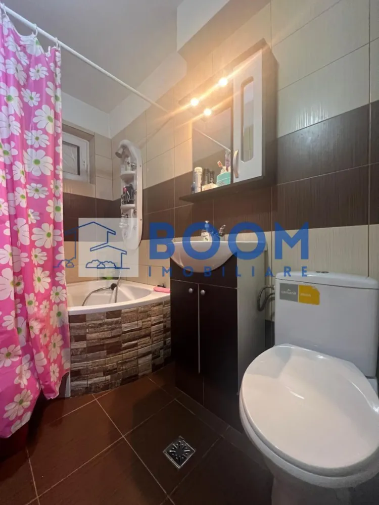 Apartament 2 camere | Nord | Calea lui Traian | Priveliste Paoramica - BOOM Imobiliare vă propune spre vânzare un apartament complet renovat, cu 2 camere, situat într-una dintre cele mai apreciate zone ale orașului – Cartier Nord, pe Calea lui Traian.
Poziționarea excelentă oferă acces rapid către Biserica Sf. Petru și Pavel, Spitalul Județean, Piața Nord, precum și numeroase magazine, servicii și mijloace de transport.

Detalii apartament:
Apartamentul are o suprafață totală de 54 mp și este situat la etajul 8/8, într-un bloc dotat cu lift. Deși se află la ultimul nivel, locuința beneficiază de hidroizolație, iar blocul este inclus în programul de reabilitare, ce prevede și realizarea unui acoperiș nou – un avantaj major pentru viitorul proprietar.

Compartimentare:

* Dormitor luminos
* Living spațios
* Bucătărie separată
* Hol generos
* Baie cu geam
* Balcon închis cu PVC, ideal pentru spațiu suplimentar de depozitare sau zonă de relaxare

Renovări și dotări:
Apartamentul a beneficiat de o renovare totală, incluzând:

* Șapă nouă
* Instalații electrice și sanitare schimbate integral
* Centrală termică proprie
* Aer conditionat
* Mobilier modern, realizat pe comandă
* Finisaje contemporane, de calitate
* Balcon închis cu tâmplărie PVC, oferind un plus de confort

Imobilul se vinde mobilat și utilat exact ca în fotografiile de prezentare, fiind gata de mutare imediată, fără alte investiții.

Pentru detalii suplimentare sau programarea unei vizionări, BOOM Imobiliare vă este la dispoziție cu profesionalism și promptitudine.

id: CP3195749