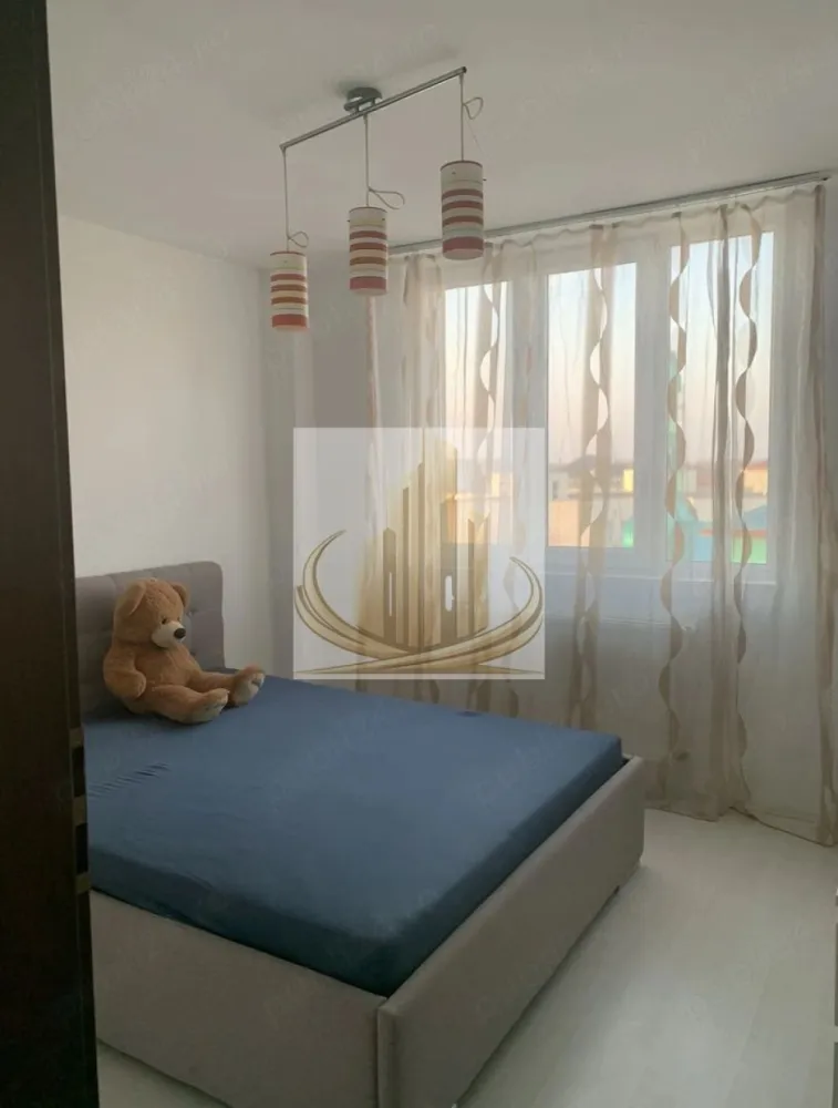 ✨Ap 2 camere- Girocului Mobilat&utilat - Grand Mobilis Imobiliare vă propune spre închiriere un apartament modern, ideal pentru un stil de viață confortabil.

📍 Situat în Girocului intr-o zonă liniștită, cu acces facil către mijloace de transport, magazine și puncte de interes (Profi, Kaufland, Lidl).

⸻

🏡 Detalii proprietate

* Compartimentare: decomandat
* Etaj: 3 din 5, bloc cu lift
* Dotări complete, pregătit pentru mutare imediată

⸻

🛋️ Compartimentare

* Hol generos
* Living luminos cu balcon
* Bucătărie închisă
* Dormitor matrimonial
* Baie cu cadă

⸻

🌟 Dotări & beneficii

* Mobilat și utilat complet
* Aer condiționat
* Mașină de spălat rufe
* Frigider, cuptor electric, plită pe gaz, hotă, cuptor cu microunde
* TV în living

⸻

📍 Avantaje locație

* Aproape de magazine (Profi la parter, Kaufland, Lidl)
* Acces rapid la transport în comun
* Zonă liniștită, ideală pentru locuit

⸻

💶 Preț: 400 €/lună
🔒 Garanție: echivalentul unei luni de chirie

⸻

📌 Condiții

* Se închiriază pe termen lung
* Nu se acceptă animale de companie
* Preferabil chiriași serioși, nefumători

⸻

📞 Pentru mai multe detalii sau programare vizionare:
Grand Mobilis Imobiliare