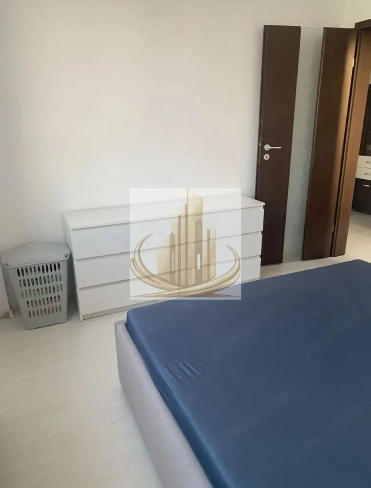 ✨Ap 2 camere- Girocului Mobilat&utilat - Grand Mobilis Imobiliare vă propune spre închiriere un apartament modern, ideal pentru un stil de viață confortabil.

📍 Situat în Girocului intr-o zonă liniștită, cu acces facil către mijloace de transport, magazine și puncte de interes (Profi, Kaufland, Lidl).

⸻

🏡 Detalii proprietate

* Compartimentare: decomandat
* Etaj: 3 din 5, bloc cu lift
* Dotări complete, pregătit pentru mutare imediată

⸻

🛋️ Compartimentare

* Hol generos
* Living luminos cu balcon
* Bucătărie închisă
* Dormitor matrimonial
* Baie cu cadă

⸻

🌟 Dotări & beneficii

* Mobilat și utilat complet
* Aer condiționat
* Mașină de spălat rufe
* Frigider, cuptor electric, plită pe gaz, hotă, cuptor cu microunde
* TV în living

⸻

📍 Avantaje locație

* Aproape de magazine (Profi la parter, Kaufland, Lidl)
* Acces rapid la transport în comun
* Zonă liniștită, ideală pentru locuit

⸻

💶 Preț: 400 €/lună
🔒 Garanție: echivalentul unei luni de chirie

⸻

📌 Condiții

* Se închiriază pe termen lung
* Nu se acceptă animale de companie
* Preferabil chiriași serioși, nefumători

⸻

📞 Pentru mai multe detalii sau programare vizionare:
Grand Mobilis Imobiliare