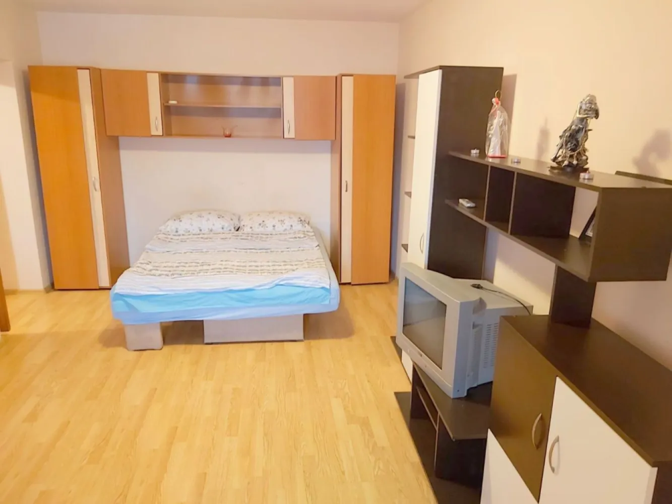 De inchiriat - garsoniera, strada Brailei (Kaufland) - mobilata, 250 euro - Se ofera spre inchiriere garsoniera situata in municipiul Focsani, pe strada Brailei, intr-o zona accesibila, mai aproape de Kaufland, la etajul 2 al unui imobil curat si bine intretinut.
Garsoniera are o suprafata utila de 30 mp si este compartimentata eficient, oferind un spatiu confortabil si functional. Locuinta este complet mobilata si utilata, fiind pregatita pentru mutare imediata. Este dotata cu centrala termica proprie, asigurand un confort termic optim pe tot parcursul anului.
Imobilul este ideal pentru o persoana sau un cuplu care cauta o locuinta intima, intr-o zona usor accesibila.
Detalii:
Etaj 2
Suprafata 30 mp
Complet mobilata si utilata
Centrala termica
Chirie: 240 euro pe luna
Garantie: 240 euro
Se percepe comision de agentie
Pentru informatii suplimentare si programarea unei vizionari:
Ene Liliana – Consultant vanzari
Telefon 0746 252 252
Agentia Mag Invest