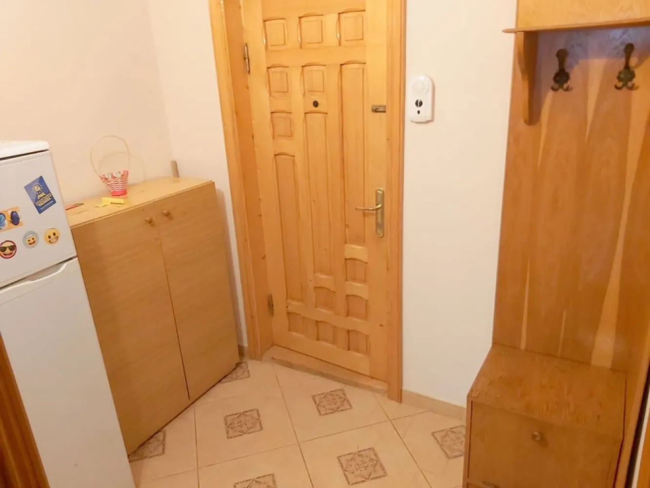 De inchiriat - garsoniera, strada Brailei (Kaufland) - mobilata, 250 euro - Se ofera spre inchiriere garsoniera situata in municipiul Focsani, pe strada Brailei, intr-o zona accesibila, mai aproape de Kaufland, la etajul 2 al unui imobil curat si bine intretinut.
Garsoniera are o suprafata utila de 30 mp si este compartimentata eficient, oferind un spatiu confortabil si functional. Locuinta este complet mobilata si utilata, fiind pregatita pentru mutare imediata. Este dotata cu centrala termica proprie, asigurand un confort termic optim pe tot parcursul anului.
Imobilul este ideal pentru o persoana sau un cuplu care cauta o locuinta intima, intr-o zona usor accesibila.
Detalii:
Etaj 2
Suprafata 30 mp
Complet mobilata si utilata
Centrala termica
Chirie: 240 euro pe luna
Garantie: 240 euro
Se percepe comision de agentie
Pentru informatii suplimentare si programarea unei vizionari:
Ene Liliana – Consultant vanzari
Telefon 0746 252 252
Agentia Mag Invest