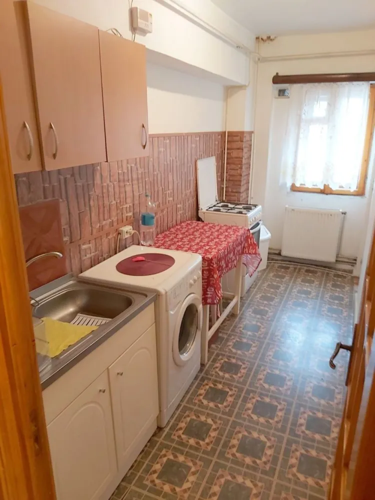 De inchiriat - garsoniera, strada Brailei (Kaufland) - mobilata, 250 euro - Se ofera spre inchiriere garsoniera situata in municipiul Focsani, pe strada Brailei, intr-o zona accesibila, mai aproape de Kaufland, la etajul 2 al unui imobil curat si bine intretinut.
Garsoniera are o suprafata utila de 30 mp si este compartimentata eficient, oferind un spatiu confortabil si functional. Locuinta este complet mobilata si utilata, fiind pregatita pentru mutare imediata. Este dotata cu centrala termica proprie, asigurand un confort termic optim pe tot parcursul anului.
Imobilul este ideal pentru o persoana sau un cuplu care cauta o locuinta intima, intr-o zona usor accesibila.
Detalii:
Etaj 2
Suprafata 30 mp
Complet mobilata si utilata
Centrala termica
Chirie: 240 euro pe luna
Garantie: 240 euro
Se percepe comision de agentie
Pentru informatii suplimentare si programarea unei vizionari:
Ene Liliana – Consultant vanzari
Telefon 0746 252 252
Agentia Mag Invest