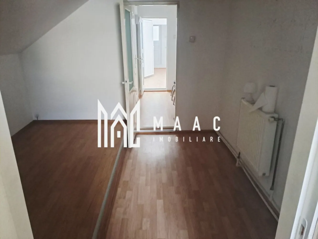 Vanzare 2 spatii comerciale | Dispensar Ostroveni | 47.41. mp | 39.000 euro | - MAAC Imobiliare vă propune spre vânzare două spații comerciale/cabinete medicale, situate în Dispensarul Ostroveni, cu o suprafață totală de 47,41 mp, potrivite pentru desfășurarea unei game variate de activități medicale sau conexe. Compartimentarea eficientă și amplasarea într-o zonă destinată serviciilor medicale le recomandă pentru utilizări precum kinetoterapie, stomatologie, recuperare medicală, clinică estetică sau masaj terapeutic.

Proprietatea dispune de:
-două spații distincte,dar pot fi folosite si impreuna
-două grupuri sanitare
-spatii de depozitare

Spațiile sunt adaptabile pentru orice tip de activitate medicală sau comercială, oferind funcționalitate și accesibilitate într-o zonă consacrată pentru astfel de servicii.

Pentru mai multe detalii sau pentru a programa o vizionare, vă rugăm să menționați ID3048353 la telefon.