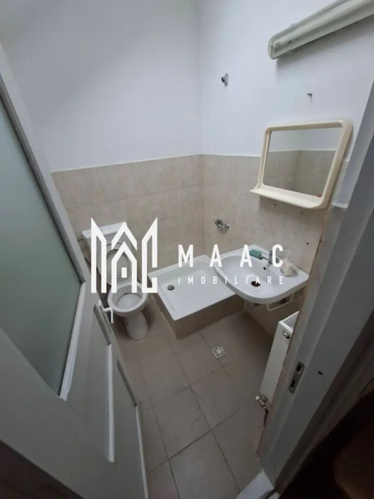 Vanzare 2 spatii comerciale | Dispensar Ostroveni | 47.41. mp | 39.000 euro | - MAAC Imobiliare vă propune spre vânzare două spații comerciale/cabinete medicale, situate în Dispensarul Ostroveni, cu o suprafață totală de 47,41 mp, potrivite pentru desfășurarea unei game variate de activități medicale sau conexe. Compartimentarea eficientă și amplasarea într-o zonă destinată serviciilor medicale le recomandă pentru utilizări precum kinetoterapie, stomatologie, recuperare medicală, clinică estetică sau masaj terapeutic.

Proprietatea dispune de:
-două spații distincte,dar pot fi folosite si impreuna
-două grupuri sanitare
-spatii de depozitare

Spațiile sunt adaptabile pentru orice tip de activitate medicală sau comercială, oferind funcționalitate și accesibilitate într-o zonă consacrată pentru astfel de servicii.

Pentru mai multe detalii sau pentru a programa o vizionare, vă rugăm să menționați ID3048353 la telefon.