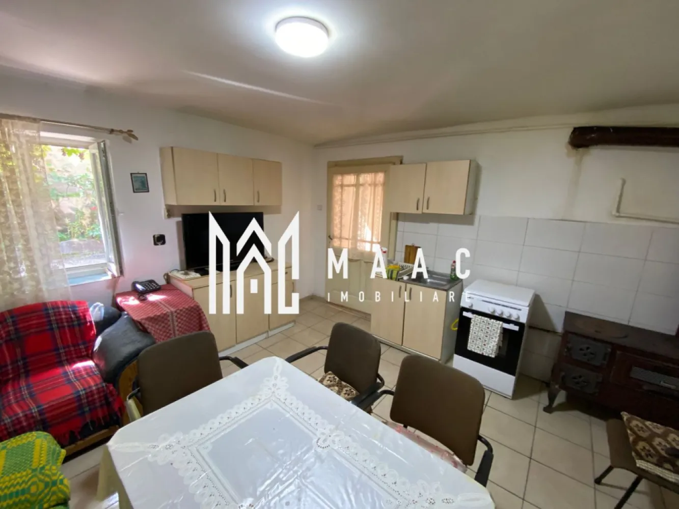 Casă 5 camere | 1.087 mp teren | Acces auto | Cincu – Brașov - MAAC Imobiliare vă propune spre vânzare o proprietate individuală situată în localitatea Cincu, județul Brașov, amplasată la stradă asfaltată, într-o zonă centrală și foarte liniștită, cu zonă verde între șosea și accesul către casă, oferind intimitate și confort.

Proprietatea este compusă din două corpuri de clădire separate, fără comunicare între ele, curte, grădină și livadă, fiind potrivită pentru locuință permanentă, casă de vacanță sau investiție.

Detalii proprietate:
-suprafață teren: 1.087 mp
-5 camere
-acces auto în curte
-se predă parțial mobilată
-necesită renovare / modernizare

Compartimentare:

Corpul 1:
-hol de acces
-3 camere, cu acces din prima cameră către celelalte două, stânga–dreapta

Corpul 2:
-hol de acces
-cameră
-bucătărie
-baie

Anexe:
-cămară
-pivniță, ideale pentru depozitare

Încălzire și utilități:
-sobe de teracotă pe gaz și pe lemne
-boiler pentru apă caldă în baie
-utilități: gaz, curent, apă
-canalizare cu fosă septică

Curte și exterior:
-curte cu acces auto
-șură amplasată în plan secund
-grădină și livadă generoase
-zonă verde naturală care separă casa de șosea, oferind liniște și protecție fonică

Avantaje:
-stradă asfaltată
-zonă centrală, dar liniștită
-teren mare de 1.087 mp
-două corpuri de clădire
-potențial excelent de personalizare

📞 Contactați MAAC Imobiliare pentru mai multe informații sau pentru a programa o vizionare, menționează CP2795850.