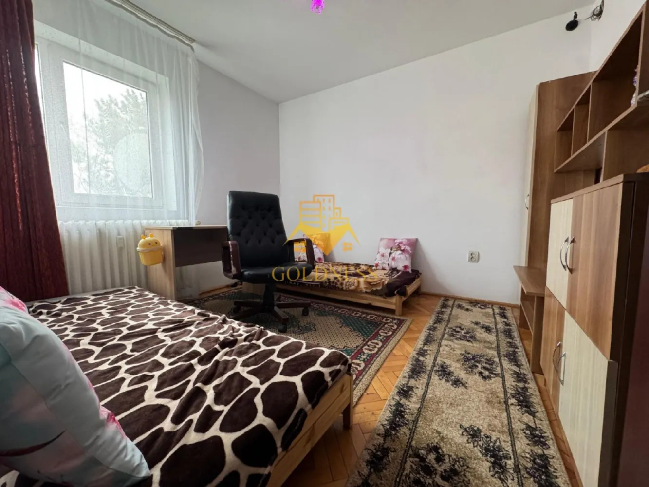 3 camere, semi, 4/4, balcon, Gheorgheni Zona Titulescu, Interservisan - GOLDNESS Imobiliare vă propune spre vanzare un apartament spațios cu 3 camere, complet mobilat și utilat, situat la etajul 4 al unui imobil cu 4 niveluri, în cartierul Gheorgheni, pe strada Bușteni – una dintre cele mai căutate zone pentru confort și accesibilitate.
📍 Localizare excelentă
Apartamentul beneficiază de o poziție foarte bună, fiind situat în imediata apropiere a stațiilor de transport în comun, magazinelor, restaurantelor, spațiilor verzi, farmaciilor și altor puncte de interes.
Există posibilitate de parcare în zonă, un avantaj important pentru cei care dețin autoturism.
🏠 Compartimentare și descriere interioară:
• 2 dormitoare mobilate clasic, fiecare cu pat și spații de depozitare
• living generos, dotat cu canapea, zonă de luat masa și mobilier pentru depozitare
• bucătărie complet utilată, integrată în zona de zi
• baie spațioasă cu cadă, calorifer port-prosop și dulap pentru depozitare
• balcon de 6 mp, ideal pentru relaxare
🔌 Dotări și facilități:
Apartamentul este echipat cu toate electrocasnicele necesare pentru un trai confortabil: frigider, aragaz, hotă, mașină de spălat haine, mobilier complet și finisaje bine întreținute. Imobilul oferă un ambient plăcut și liniștit, potrivit atât pentru cupluri, cât și pentru familii.
📞 Vizionări și informații suplimentare:
Dacă sunteți interesați de acest apartament sau doriți să descoperiți și alte oferte disponibile, nu ezitați să ne contactați telefonic sau prin e-mail. Echipa GOLDNESS Imobiliare vă stă cu drag la dispoziție pentru detalii și programarea unei vizionări.
💼 Comision:
Pentru intermediere se percepe un comision de 2% din preț.