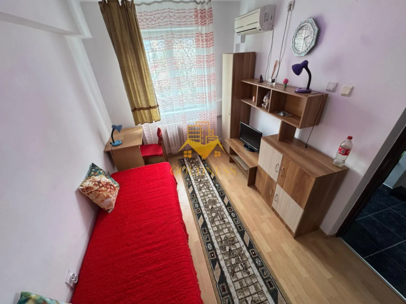 3 camere, semi, 4/4, balcon, Gheorgheni Zona Titulescu, Interservisan - GOLDNESS Imobiliare vă propune spre vanzare un apartament spațios cu 3 camere, complet mobilat și utilat, situat la etajul 4 al unui imobil cu 4 niveluri, în cartierul Gheorgheni, pe strada Bușteni – una dintre cele mai căutate zone pentru confort și accesibilitate.
📍 Localizare excelentă
Apartamentul beneficiază de o poziție foarte bună, fiind situat în imediata apropiere a stațiilor de transport în comun, magazinelor, restaurantelor, spațiilor verzi, farmaciilor și altor puncte de interes.
Există posibilitate de parcare în zonă, un avantaj important pentru cei care dețin autoturism.
🏠 Compartimentare și descriere interioară:
• 2 dormitoare mobilate clasic, fiecare cu pat și spații de depozitare
• living generos, dotat cu canapea, zonă de luat masa și mobilier pentru depozitare
• bucătărie complet utilată, integrată în zona de zi
• baie spațioasă cu cadă, calorifer port-prosop și dulap pentru depozitare
• balcon de 6 mp, ideal pentru relaxare
🔌 Dotări și facilități:
Apartamentul este echipat cu toate electrocasnicele necesare pentru un trai confortabil: frigider, aragaz, hotă, mașină de spălat haine, mobilier complet și finisaje bine întreținute. Imobilul oferă un ambient plăcut și liniștit, potrivit atât pentru cupluri, cât și pentru familii.
📞 Vizionări și informații suplimentare:
Dacă sunteți interesați de acest apartament sau doriți să descoperiți și alte oferte disponibile, nu ezitați să ne contactați telefonic sau prin e-mail. Echipa GOLDNESS Imobiliare vă stă cu drag la dispoziție pentru detalii și programarea unei vizionări.
💼 Comision:
Pentru intermediere se percepe un comision de 2% din preț.