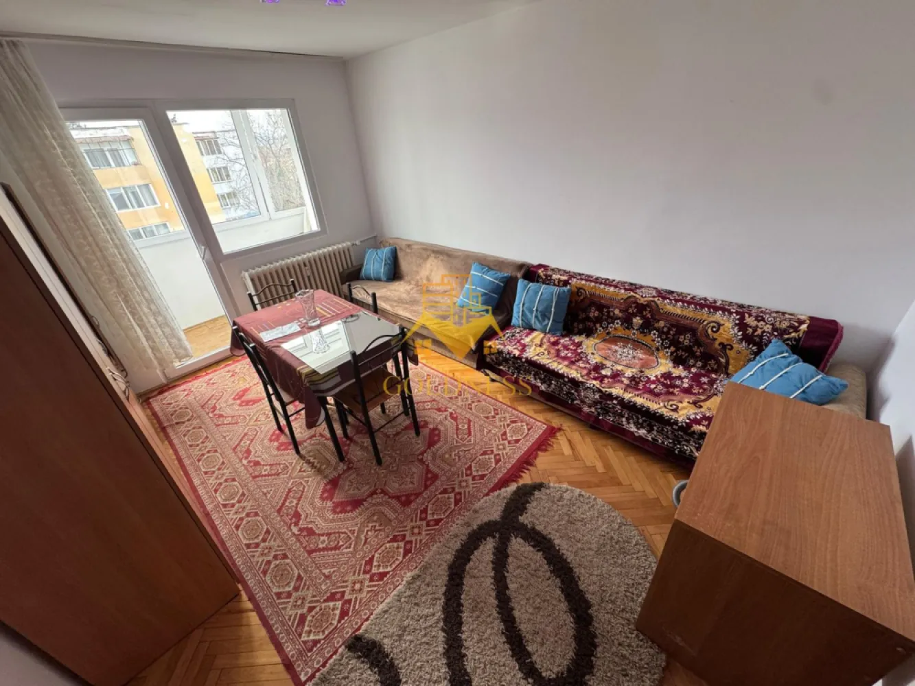 3 camere, semi, 4/4, balcon, Gheorgheni Zona Titulescu, Interservisan - GOLDNESS Imobiliare vă propune spre vanzare un apartament spațios cu 3 camere, complet mobilat și utilat, situat la etajul 4 al unui imobil cu 4 niveluri, în cartierul Gheorgheni, pe strada Bușteni – una dintre cele mai căutate zone pentru confort și accesibilitate.
📍 Localizare excelentă
Apartamentul beneficiază de o poziție foarte bună, fiind situat în imediata apropiere a stațiilor de transport în comun, magazinelor, restaurantelor, spațiilor verzi, farmaciilor și altor puncte de interes.
Există posibilitate de parcare în zonă, un avantaj important pentru cei care dețin autoturism.
🏠 Compartimentare și descriere interioară:
• 2 dormitoare mobilate clasic, fiecare cu pat și spații de depozitare
• living generos, dotat cu canapea, zonă de luat masa și mobilier pentru depozitare
• bucătărie complet utilată, integrată în zona de zi
• baie spațioasă cu cadă, calorifer port-prosop și dulap pentru depozitare
• balcon de 6 mp, ideal pentru relaxare
🔌 Dotări și facilități:
Apartamentul este echipat cu toate electrocasnicele necesare pentru un trai confortabil: frigider, aragaz, hotă, mașină de spălat haine, mobilier complet și finisaje bine întreținute. Imobilul oferă un ambient plăcut și liniștit, potrivit atât pentru cupluri, cât și pentru familii.
📞 Vizionări și informații suplimentare:
Dacă sunteți interesați de acest apartament sau doriți să descoperiți și alte oferte disponibile, nu ezitați să ne contactați telefonic sau prin e-mail. Echipa GOLDNESS Imobiliare vă stă cu drag la dispoziție pentru detalii și programarea unei vizionări.
💼 Comision:
Pentru intermediere se percepe un comision de 2% din preț.