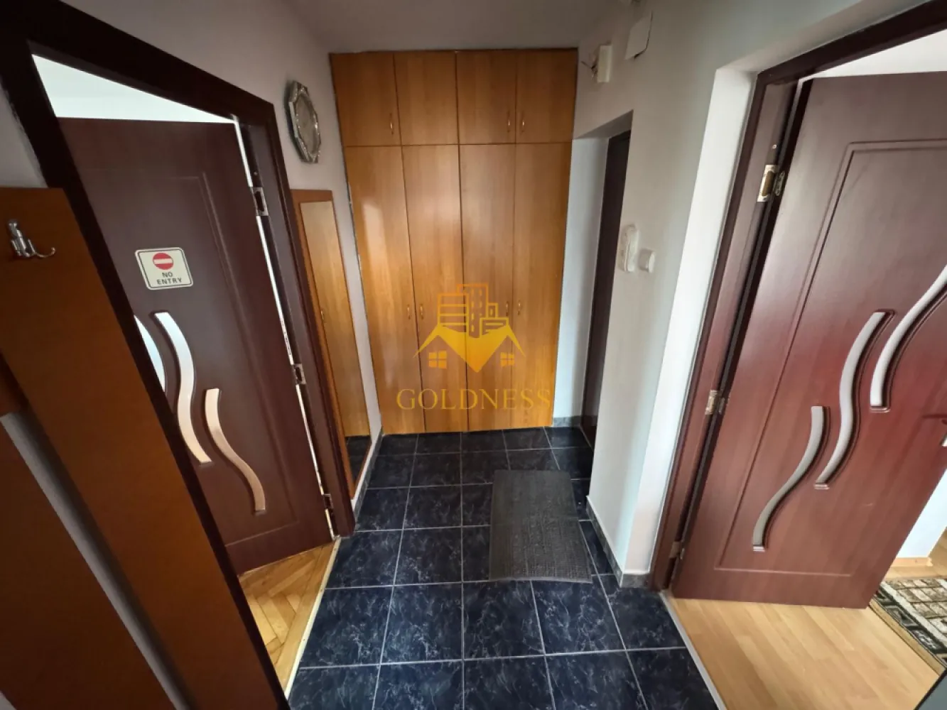 3 camere, semi, 4/4, balcon, Gheorgheni Zona Titulescu, Interservisan - GOLDNESS Imobiliare vă propune spre vanzare un apartament spațios cu 3 camere, complet mobilat și utilat, situat la etajul 4 al unui imobil cu 4 niveluri, în cartierul Gheorgheni, pe strada Bușteni – una dintre cele mai căutate zone pentru confort și accesibilitate.
📍 Localizare excelentă
Apartamentul beneficiază de o poziție foarte bună, fiind situat în imediata apropiere a stațiilor de transport în comun, magazinelor, restaurantelor, spațiilor verzi, farmaciilor și altor puncte de interes.
Există posibilitate de parcare în zonă, un avantaj important pentru cei care dețin autoturism.
🏠 Compartimentare și descriere interioară:
• 2 dormitoare mobilate clasic, fiecare cu pat și spații de depozitare
• living generos, dotat cu canapea, zonă de luat masa și mobilier pentru depozitare
• bucătărie complet utilată, integrată în zona de zi
• baie spațioasă cu cadă, calorifer port-prosop și dulap pentru depozitare
• balcon de 6 mp, ideal pentru relaxare
🔌 Dotări și facilități:
Apartamentul este echipat cu toate electrocasnicele necesare pentru un trai confortabil: frigider, aragaz, hotă, mașină de spălat haine, mobilier complet și finisaje bine întreținute. Imobilul oferă un ambient plăcut și liniștit, potrivit atât pentru cupluri, cât și pentru familii.
📞 Vizionări și informații suplimentare:
Dacă sunteți interesați de acest apartament sau doriți să descoperiți și alte oferte disponibile, nu ezitați să ne contactați telefonic sau prin e-mail. Echipa GOLDNESS Imobiliare vă stă cu drag la dispoziție pentru detalii și programarea unei vizionări.
💼 Comision:
Pentru intermediere se percepe un comision de 2% din preț.