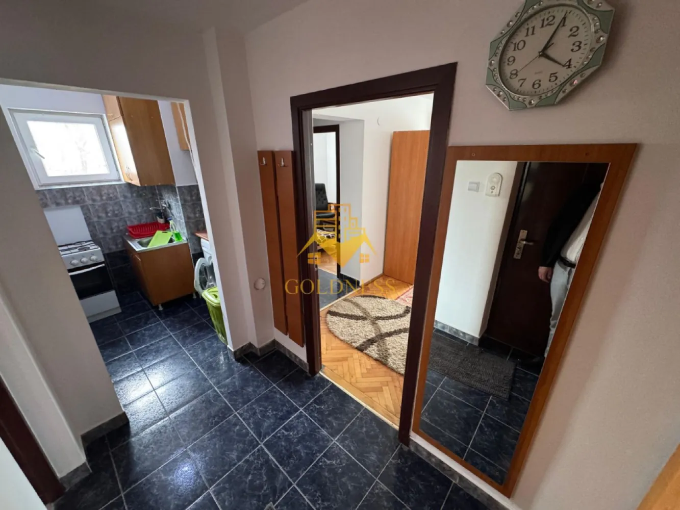 3 camere, semi, 4/4, balcon, Gheorgheni Zona Titulescu, Interservisan - GOLDNESS Imobiliare vă propune spre vanzare un apartament spațios cu 3 camere, complet mobilat și utilat, situat la etajul 4 al unui imobil cu 4 niveluri, în cartierul Gheorgheni, pe strada Bușteni – una dintre cele mai căutate zone pentru confort și accesibilitate.
📍 Localizare excelentă
Apartamentul beneficiază de o poziție foarte bună, fiind situat în imediata apropiere a stațiilor de transport în comun, magazinelor, restaurantelor, spațiilor verzi, farmaciilor și altor puncte de interes.
Există posibilitate de parcare în zonă, un avantaj important pentru cei care dețin autoturism.
🏠 Compartimentare și descriere interioară:
• 2 dormitoare mobilate clasic, fiecare cu pat și spații de depozitare
• living generos, dotat cu canapea, zonă de luat masa și mobilier pentru depozitare
• bucătărie complet utilată, integrată în zona de zi
• baie spațioasă cu cadă, calorifer port-prosop și dulap pentru depozitare
• balcon de 6 mp, ideal pentru relaxare
🔌 Dotări și facilități:
Apartamentul este echipat cu toate electrocasnicele necesare pentru un trai confortabil: frigider, aragaz, hotă, mașină de spălat haine, mobilier complet și finisaje bine întreținute. Imobilul oferă un ambient plăcut și liniștit, potrivit atât pentru cupluri, cât și pentru familii.
📞 Vizionări și informații suplimentare:
Dacă sunteți interesați de acest apartament sau doriți să descoperiți și alte oferte disponibile, nu ezitați să ne contactați telefonic sau prin e-mail. Echipa GOLDNESS Imobiliare vă stă cu drag la dispoziție pentru detalii și programarea unei vizionări.
💼 Comision:
Pentru intermediere se percepe un comision de 2% din preț.