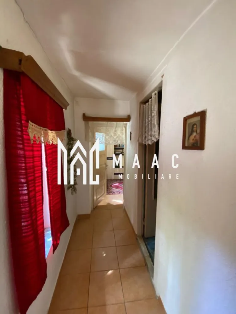 Casă 5 camere | 1.087 mp teren | Acces auto | Cincu – Brașov - MAAC Imobiliare vă propune spre vânzare o proprietate individuală situată în localitatea Cincu, județul Brașov, amplasată la stradă asfaltată, într-o zonă centrală și foarte liniștită, cu zonă verde între șosea și accesul către casă, oferind intimitate și confort.

Proprietatea este compusă din două corpuri de clădire separate, fără comunicare între ele, curte, grădină și livadă, fiind potrivită pentru locuință permanentă, casă de vacanță sau investiție.

Detalii proprietate:
-suprafață teren: 1.087 mp
-5 camere
-acces auto în curte
-se predă parțial mobilată
-necesită renovare / modernizare

Compartimentare:

Corpul 1:
-hol de acces
-3 camere, cu acces din prima cameră către celelalte două, stânga–dreapta

Corpul 2:
-hol de acces
-cameră
-bucătărie
-baie

Anexe:
-cămară
-pivniță, ideale pentru depozitare

Încălzire și utilități:
-sobe de teracotă pe gaz și pe lemne
-boiler pentru apă caldă în baie
-utilități: gaz, curent, apă
-canalizare cu fosă septică

Curte și exterior:
-curte cu acces auto
-șură amplasată în plan secund
-grădină și livadă generoase
-zonă verde naturală care separă casa de șosea, oferind liniște și protecție fonică

Avantaje:
-stradă asfaltată
-zonă centrală, dar liniștită
-teren mare de 1.087 mp
-două corpuri de clădire
-potențial excelent de personalizare

📞 Contactați MAAC Imobiliare pentru mai multe informații sau pentru a programa o vizionare, menționează CP2795850.