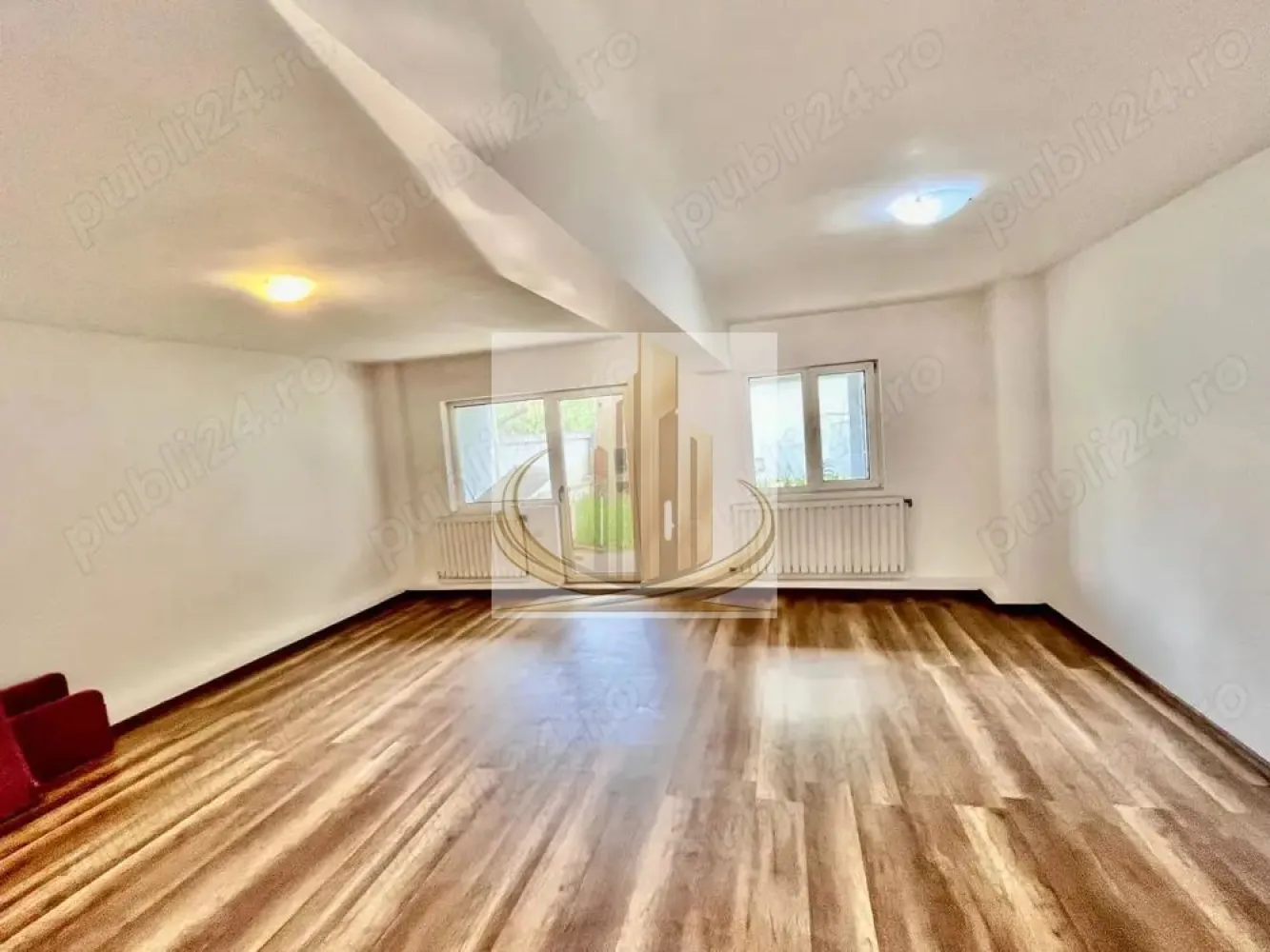 De Vanzare Duplex zona Lipovei 168mp 239000 Euro - Grand Mobilis Imobiliare propune spre vânzare jumătate de duplex spațios în Timișoara, zona Lipovei

Preț: 239.000 €

📍 Zonă excelentă, la doar 5 minute de Iulius Town

Detalii proprietate:
Suprafață utilă: 168 mp
Teren: 140 mp
Regim de înălțime: P+E+M
An construcție: 2001
Construcție din cărămidă, acoperiș din țiglă
Front stradal: 6,5 m
Compartimentare:
4 dormitoare
Living generos
Bucătărie cu loc de luat masa
3 băi (câte una pe fiecare nivel)
4 balcoane + terasă
Utilități:

✔ Apă
✔ Gaz
✔ Canalizare
✔ Curent

Avantaje:
Zonă foarte bine dezvoltată, cu acces rapid la:
școli și grădinițe
farmacii și magazine
parcuri și piețe
transport public
Ideal pentru:
locuință de familie
sediu firmă
cabinet medical / salon
birouri